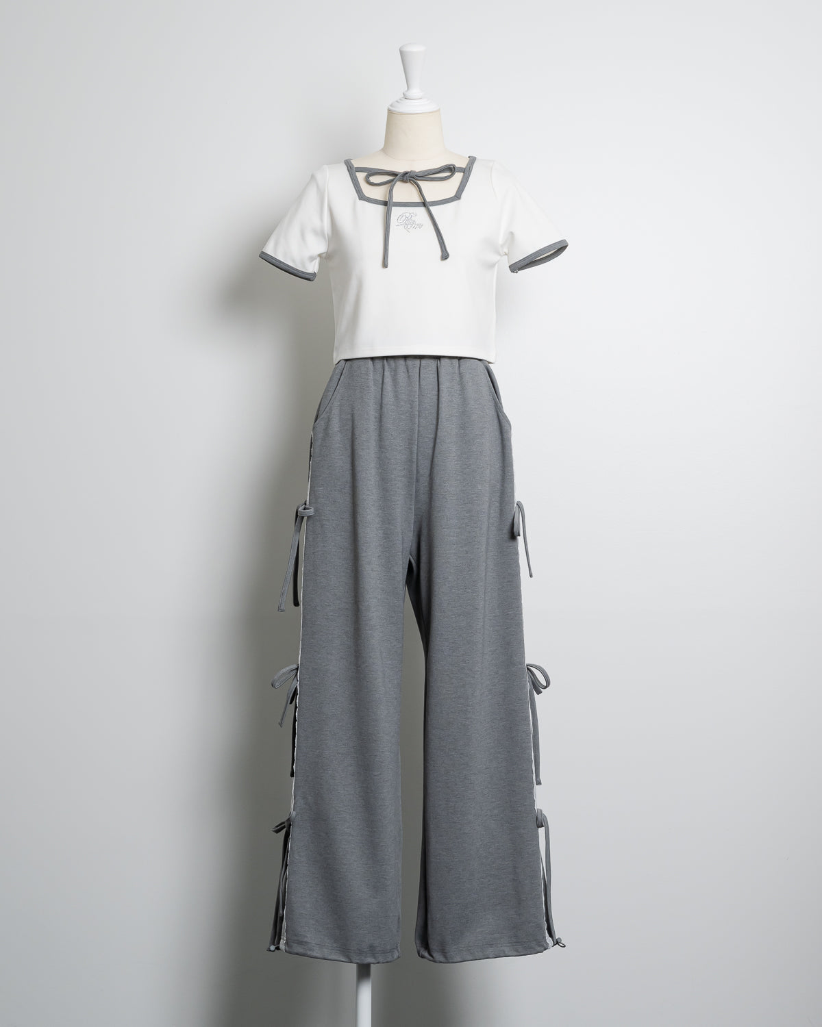 カラー:ホワイト×グレー