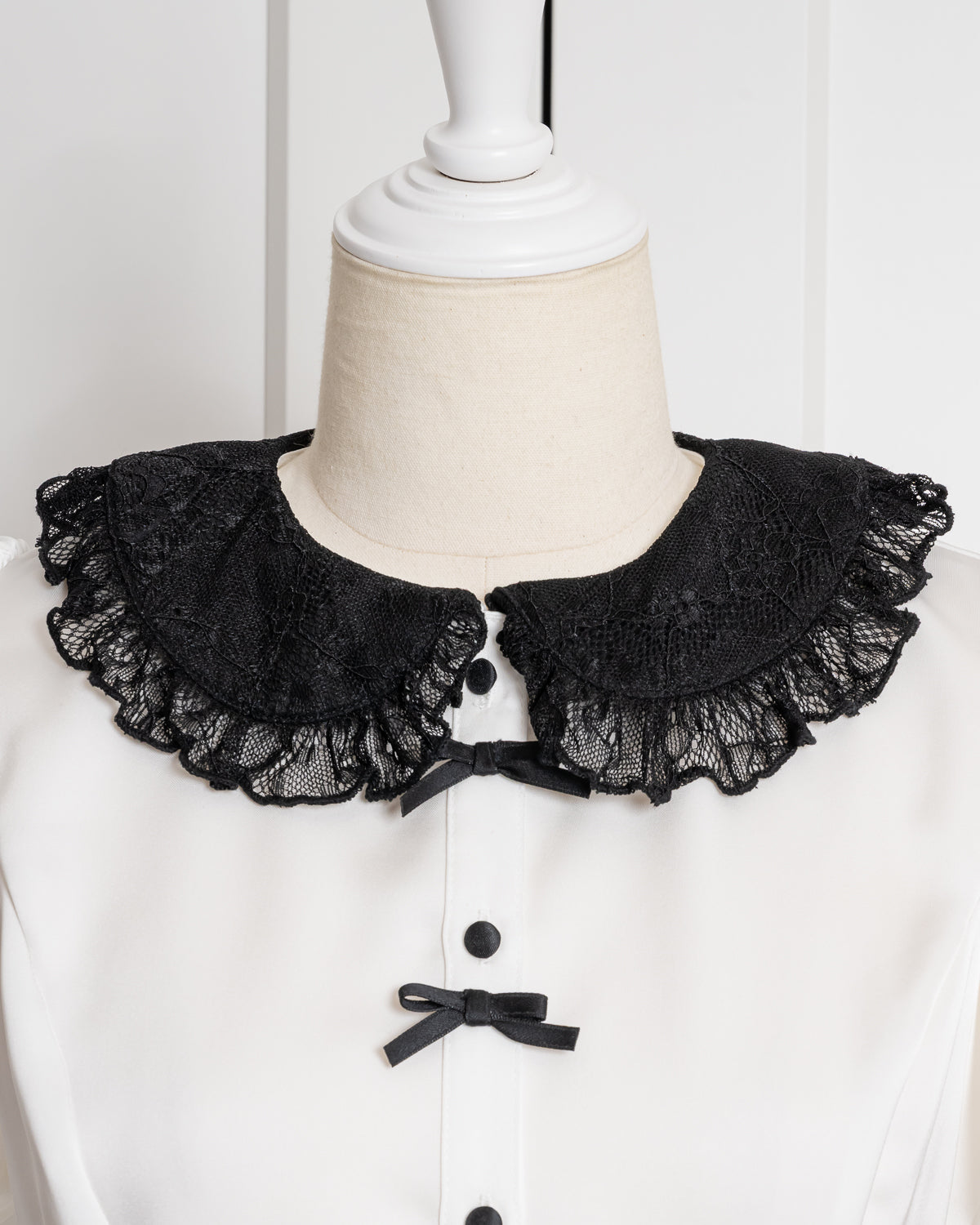 レースカラーサテンブラウス