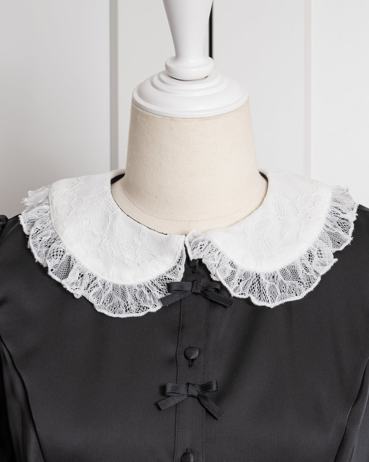 レースカラーサテンブラウス