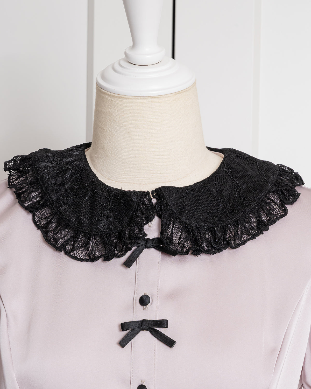 レースカラーサテンブラウス