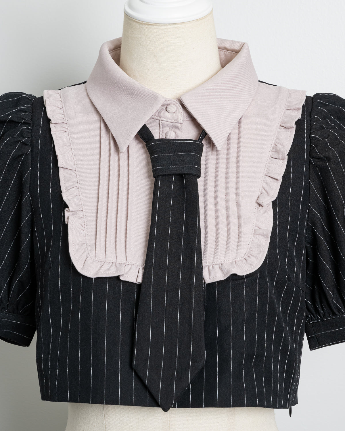 ネクタイ付きスクエアフリルトップス