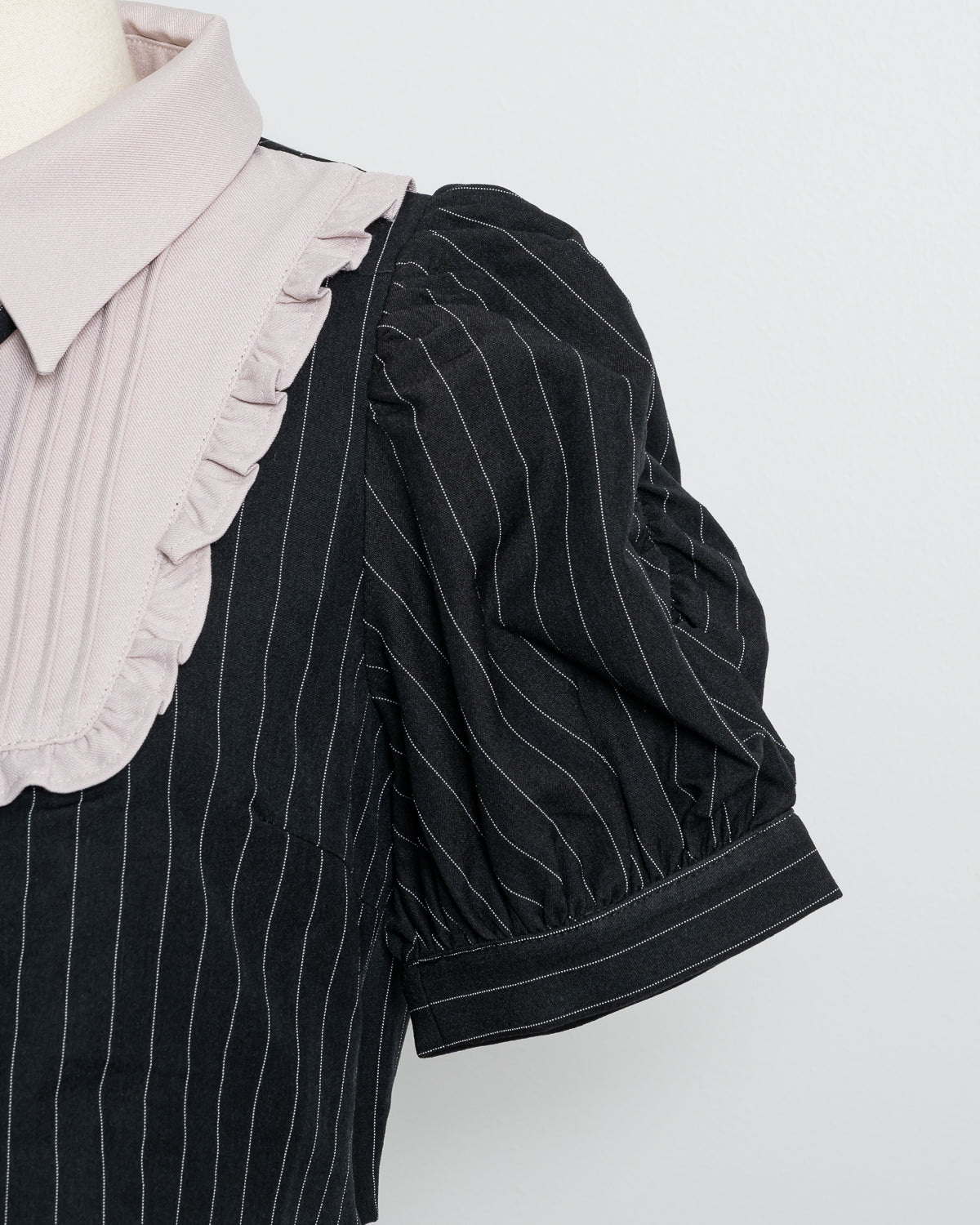 ネクタイ付きスクエアフリルトップス