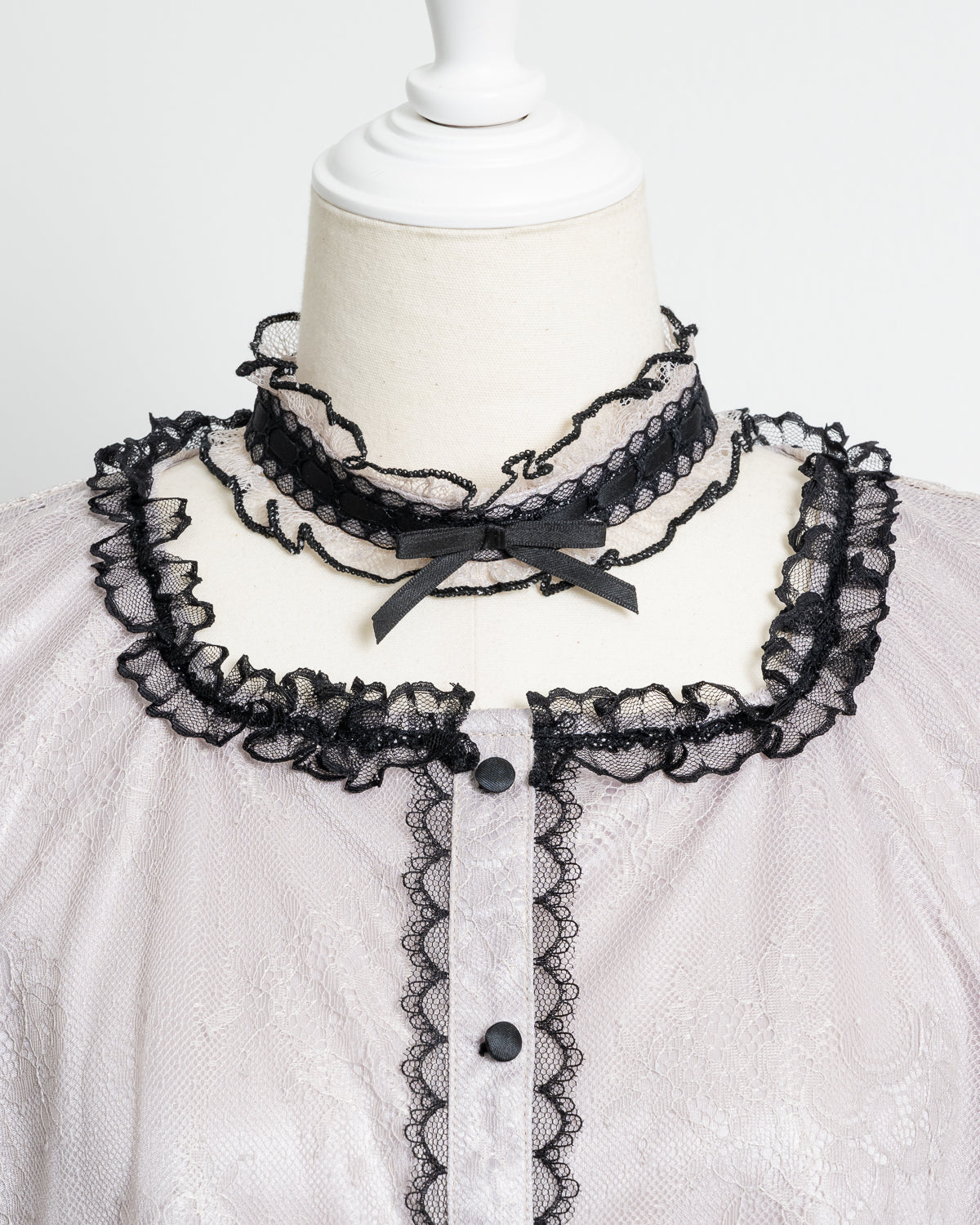 チョーカーレースブラウス