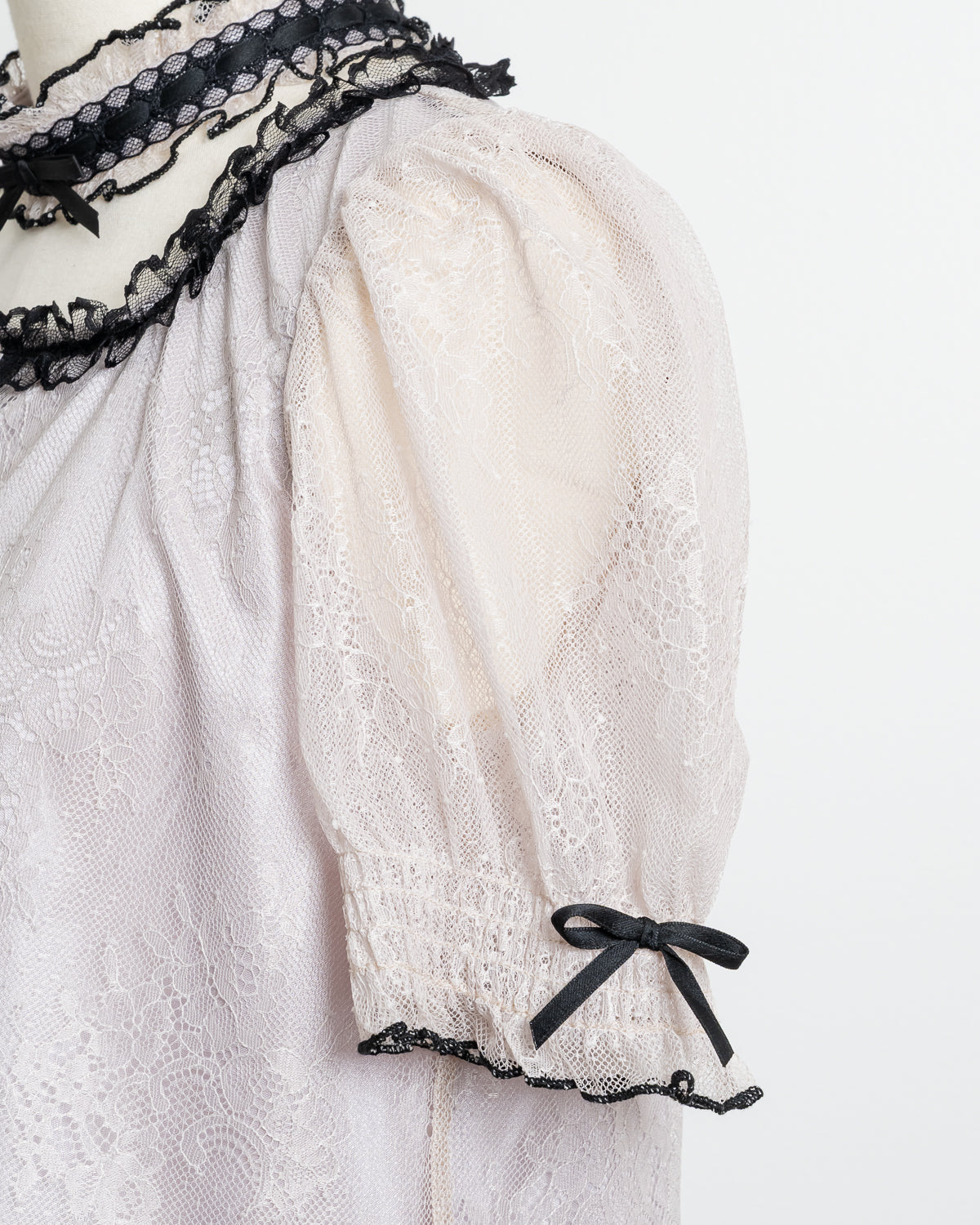 チョーカーレースブラウス
