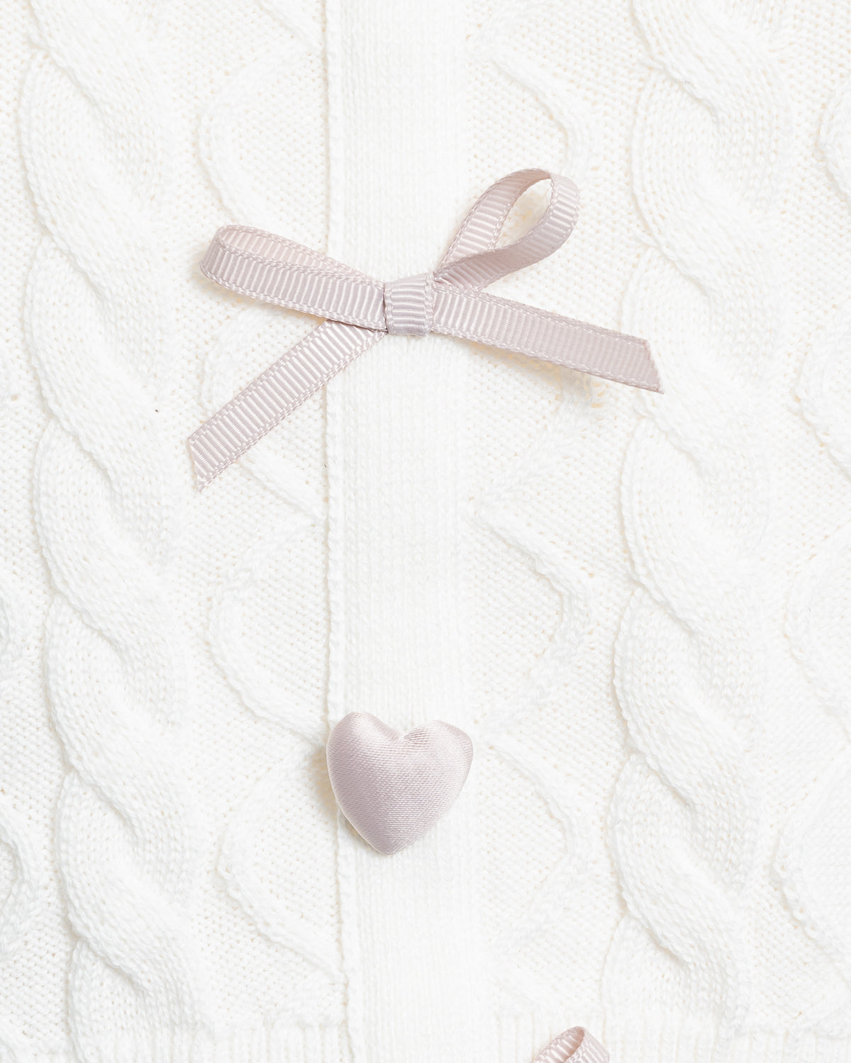 ハートボタンケーブルニット