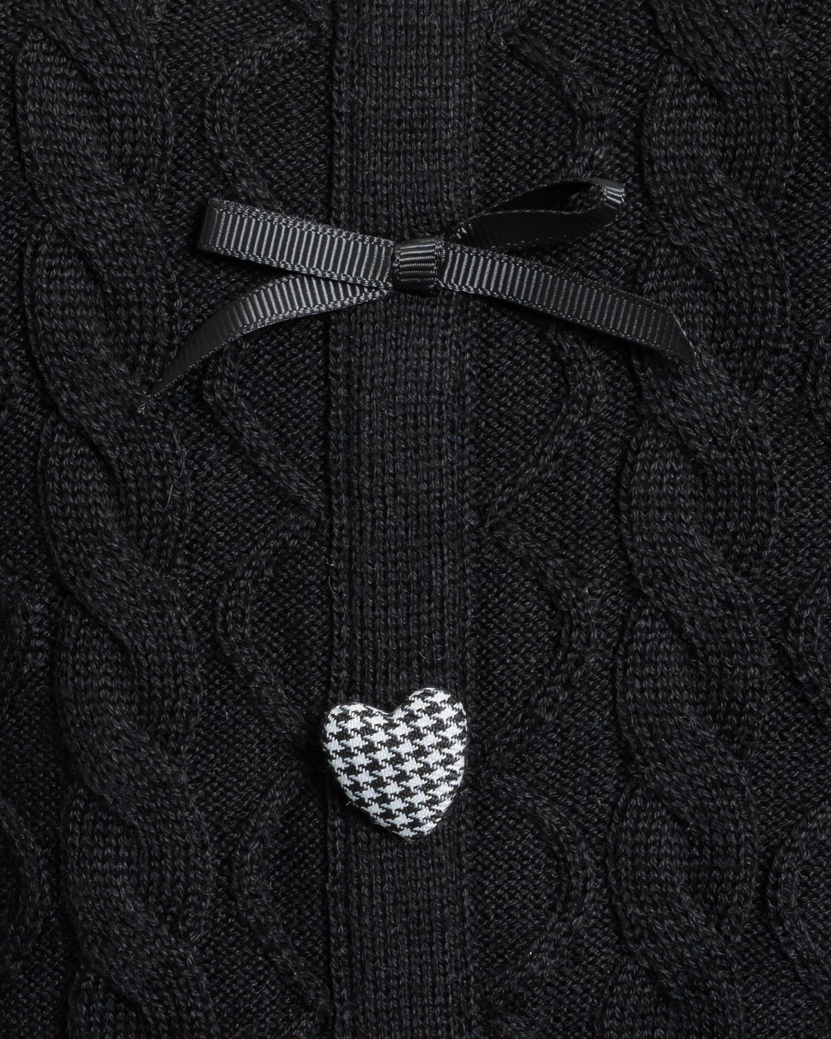 ハートボタンケーブルニット