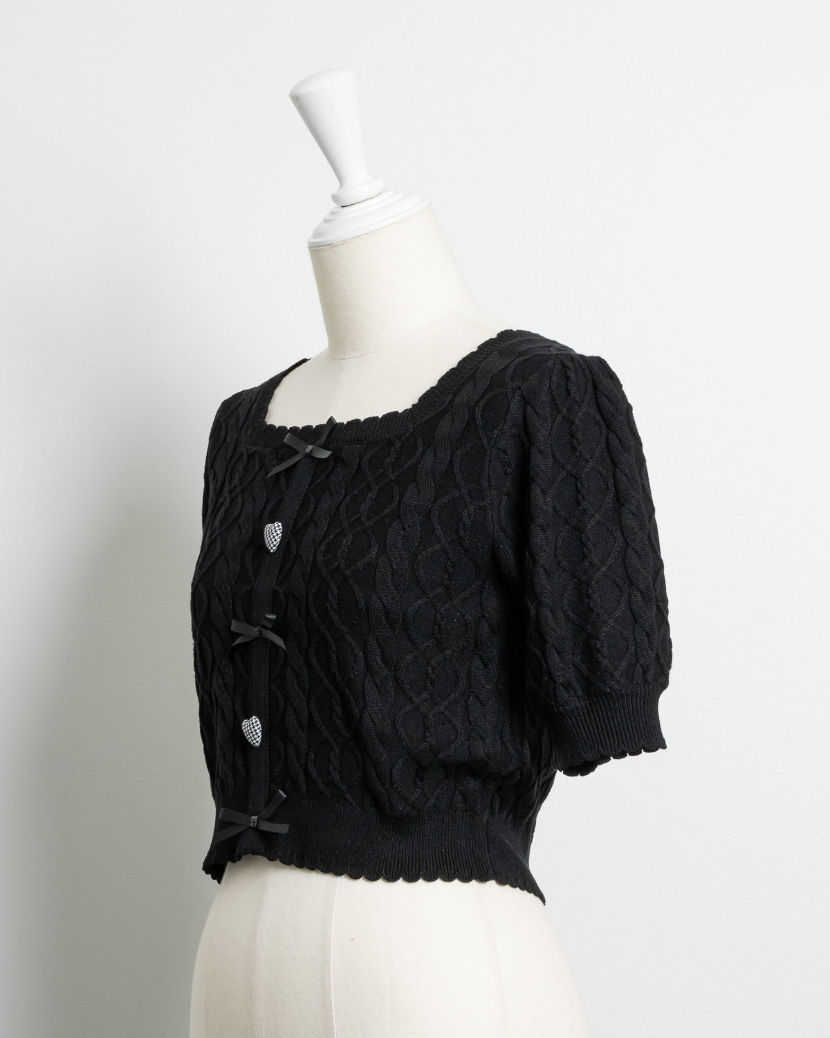 ハートボタンケーブルニット