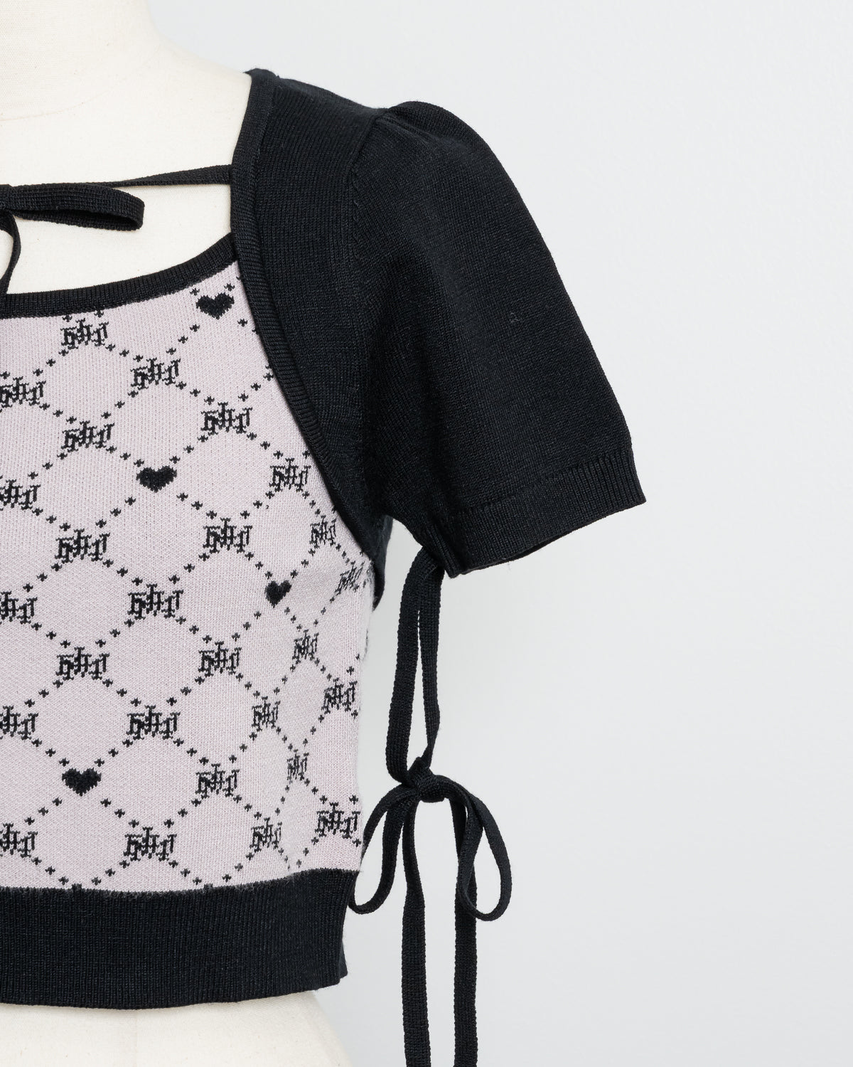 ケープレイヤードモノグラムニット