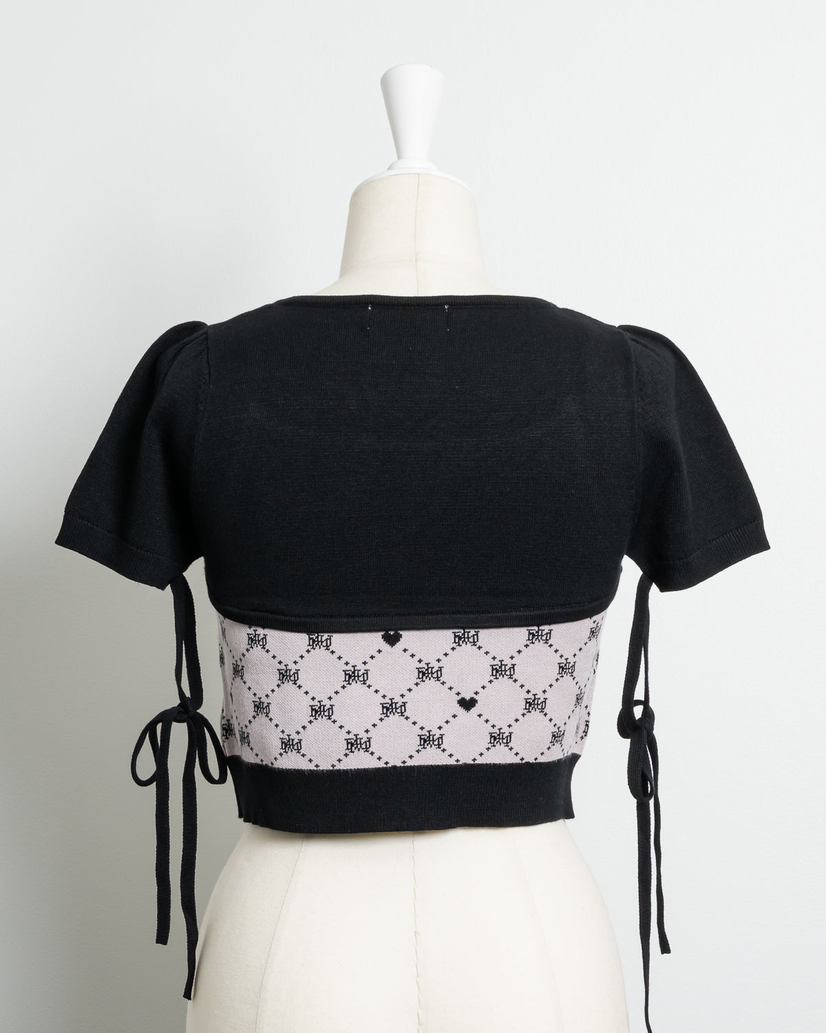 ケープレイヤードモノグラムニット