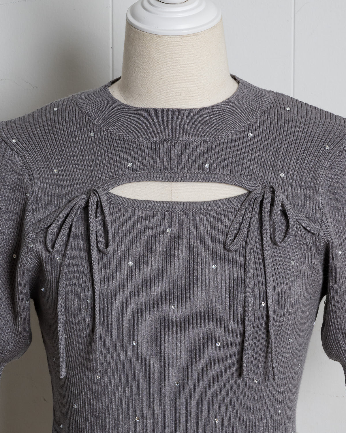 ハイネックラインストーンカットアウトニット