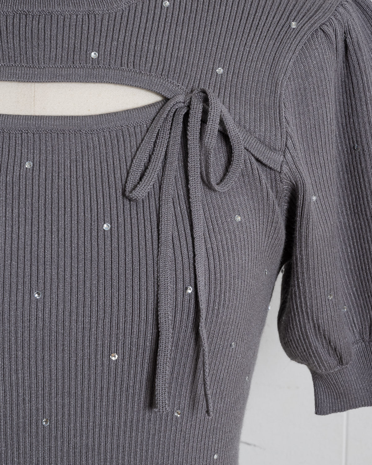 ハイネックラインストーンカットアウトニット