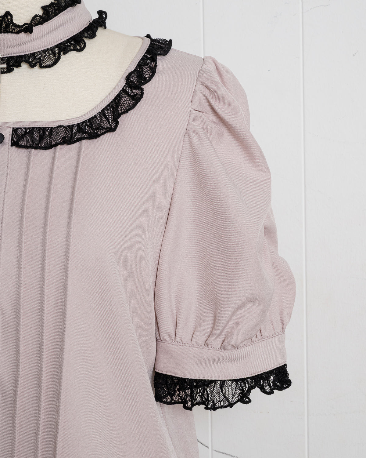 クロスチョーカーフリルブラウス