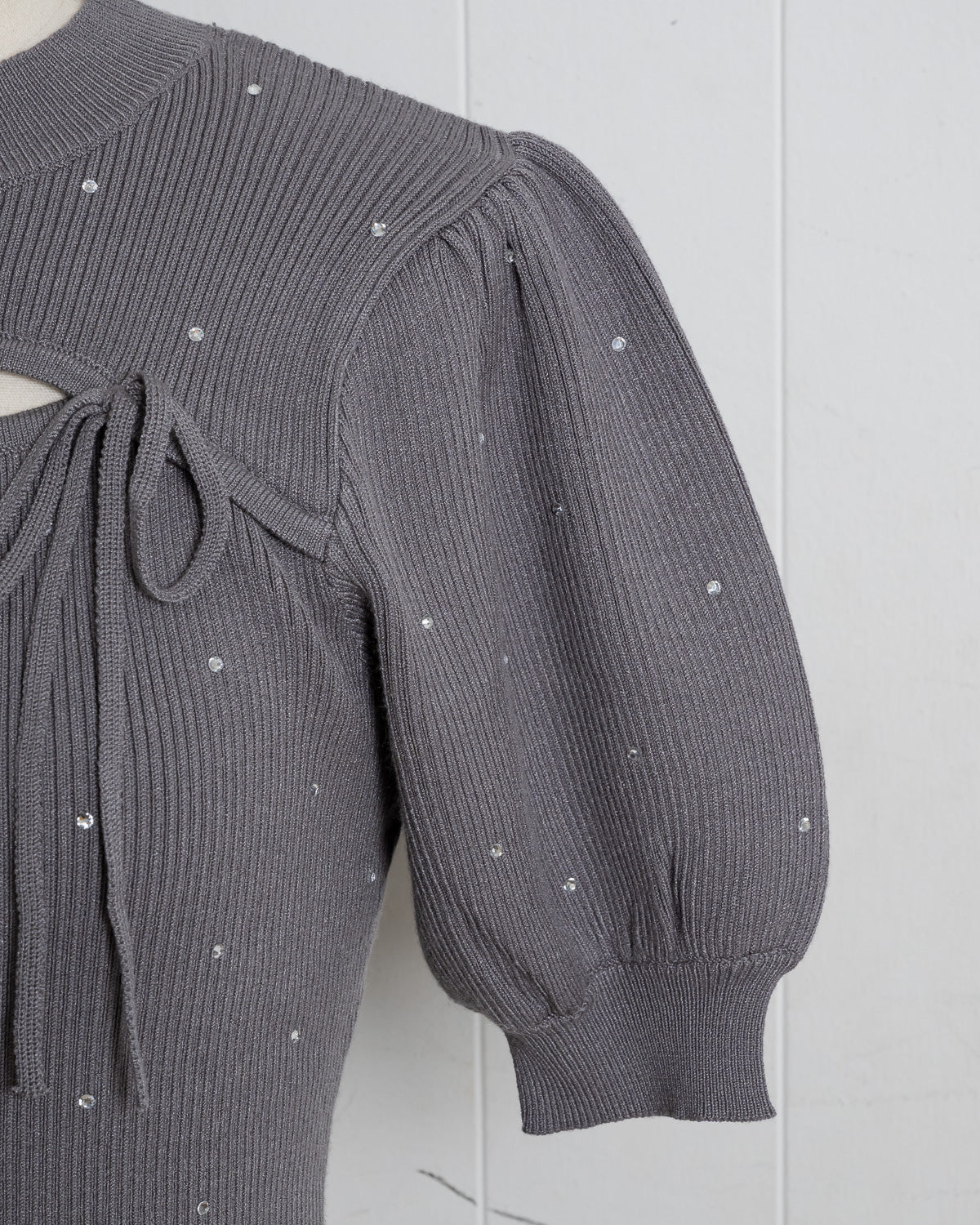 ハイネックラインストーンカットアウトニット