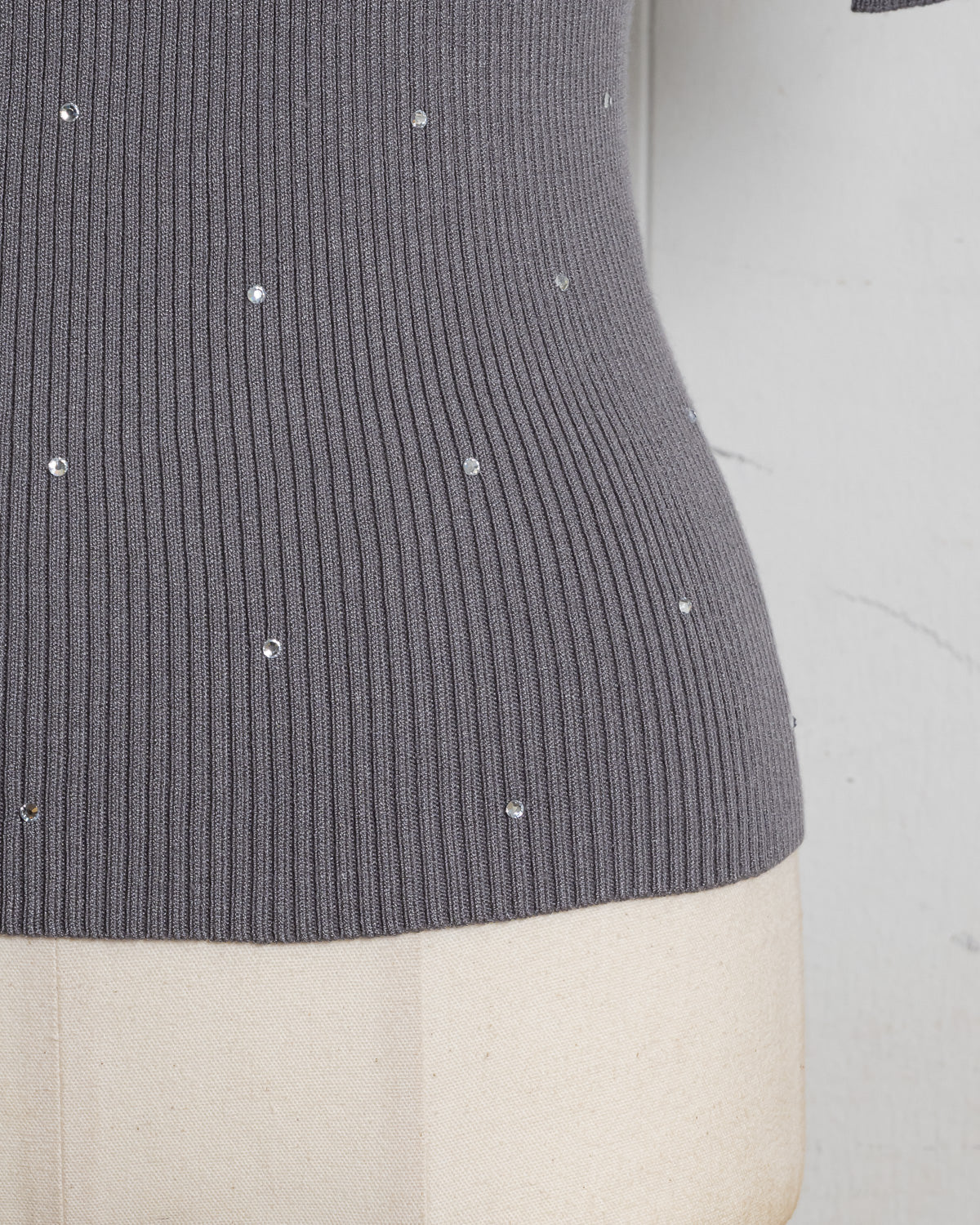 ハイネックラインストーンカットアウトニット