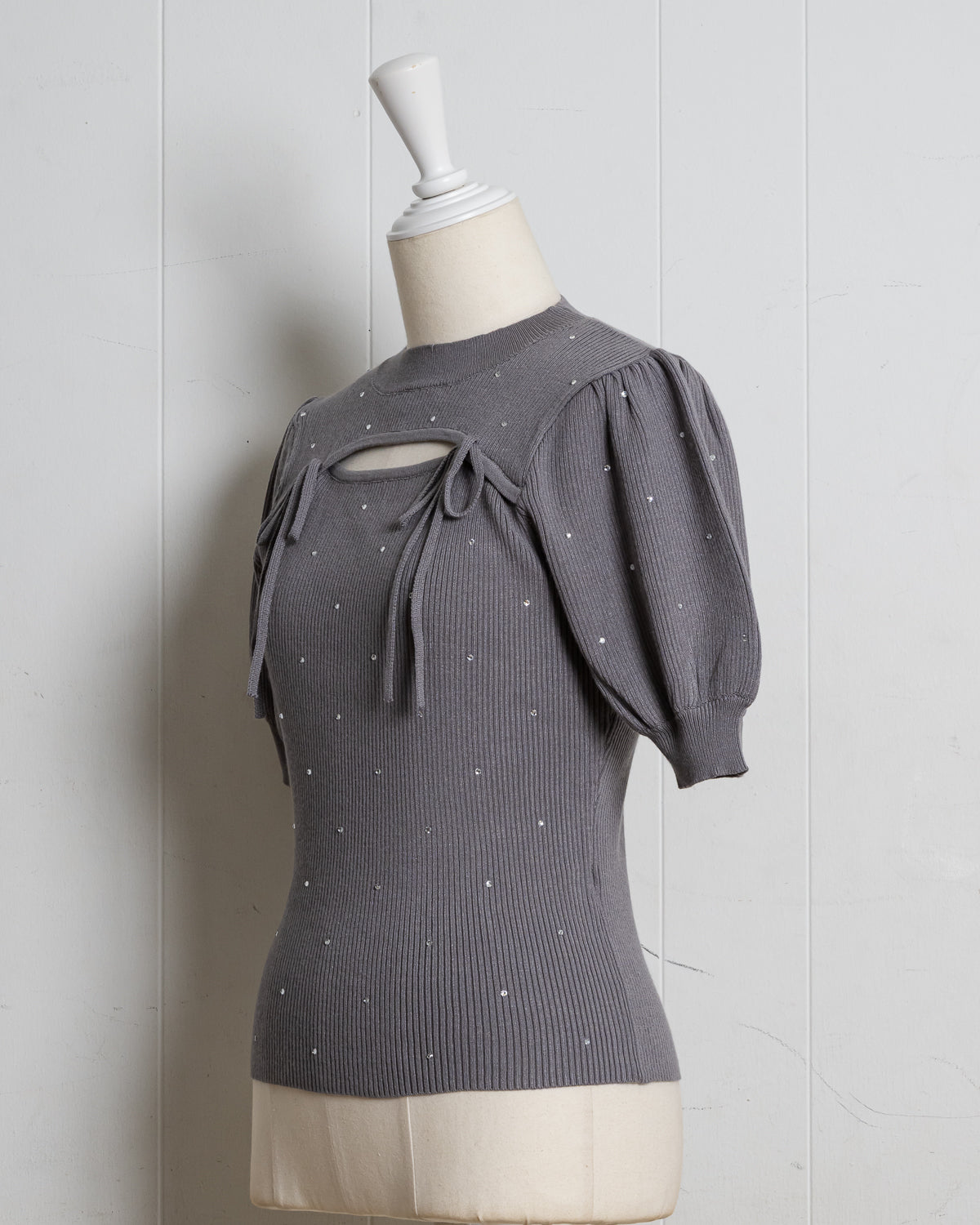 ハイネックラインストーンカットアウトニット