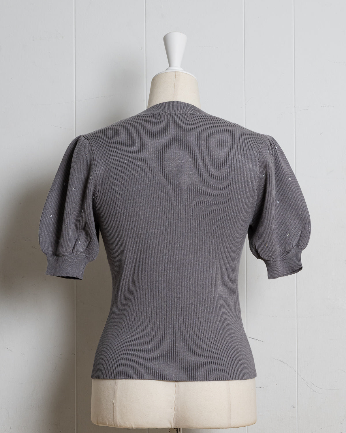 ハイネックラインストーンカットアウトニット