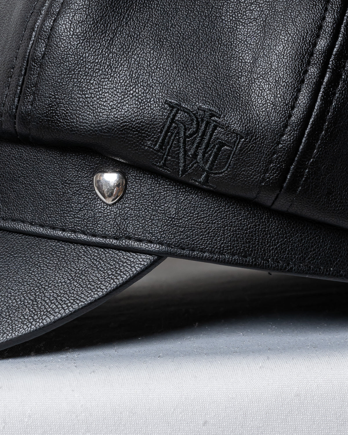 ハートスタッズレザーキャスケット