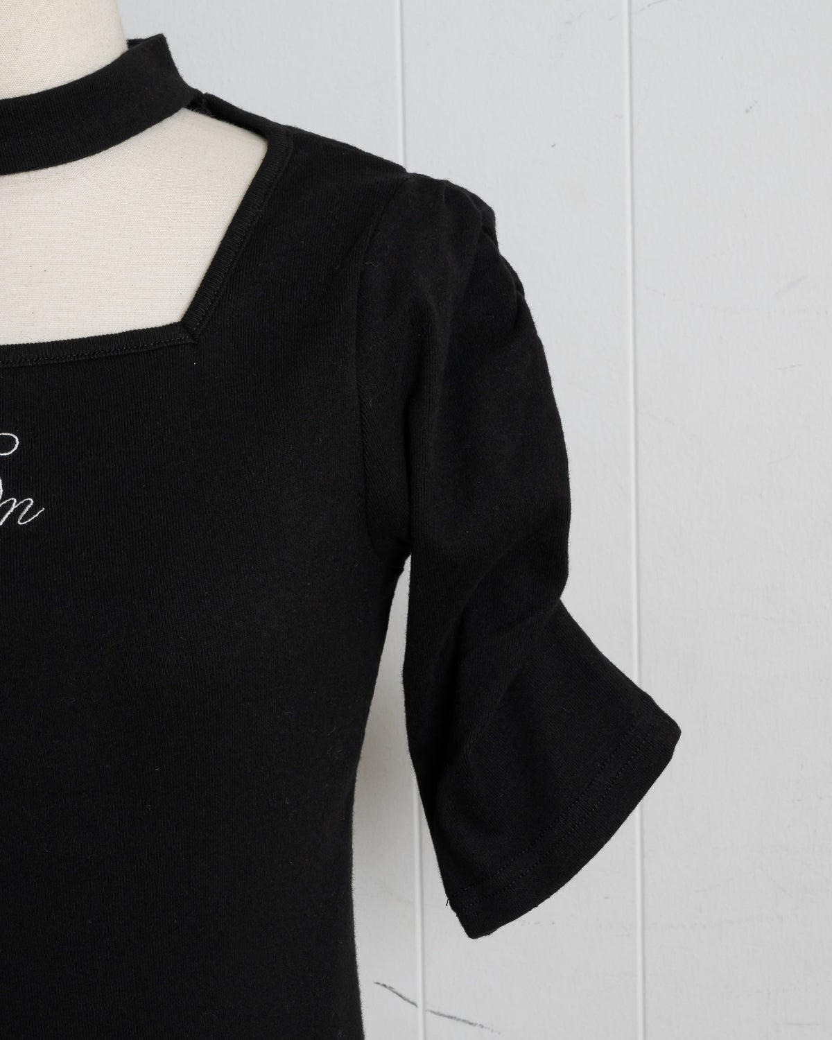 チョーカー付きスクエアネックカットソー