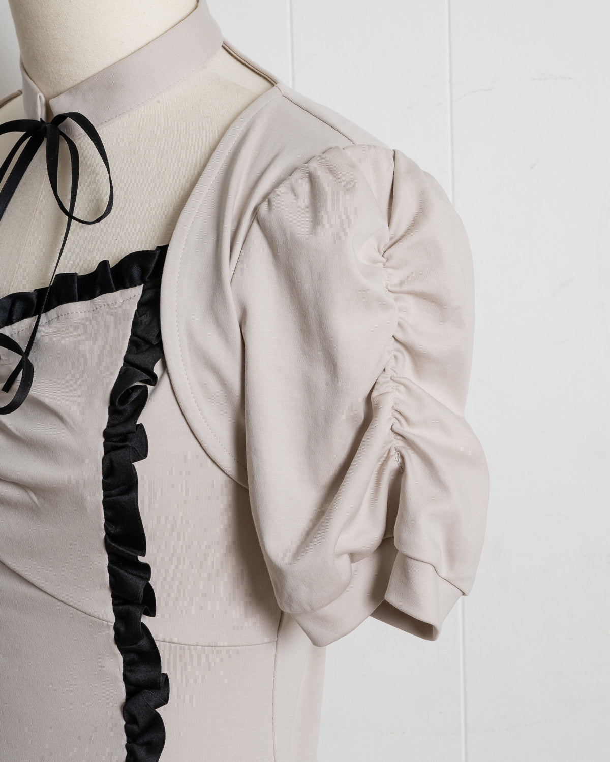 フリル切替チョーカーカットワンピース