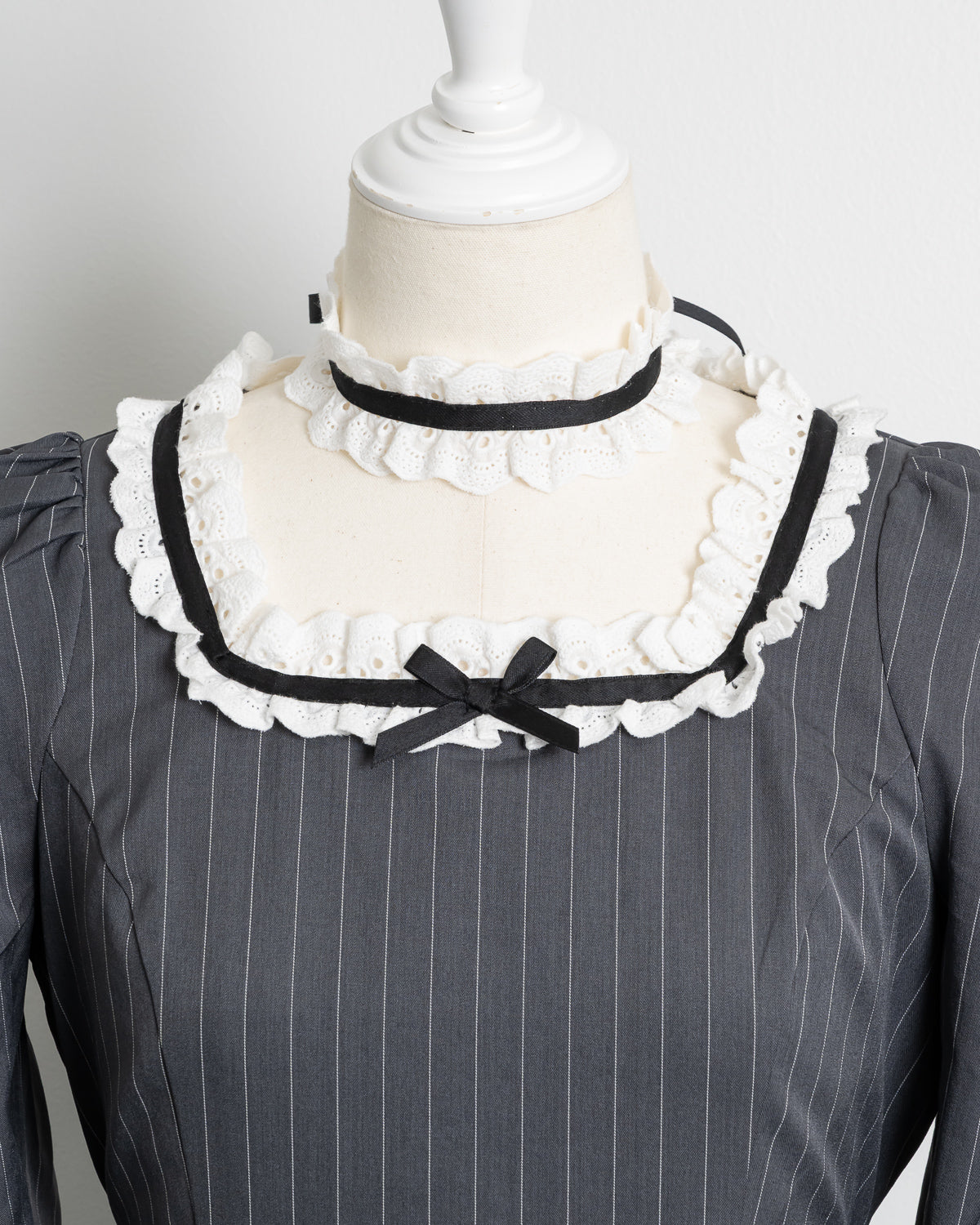 チョーカー付きコットンフリル長袖ワンピース