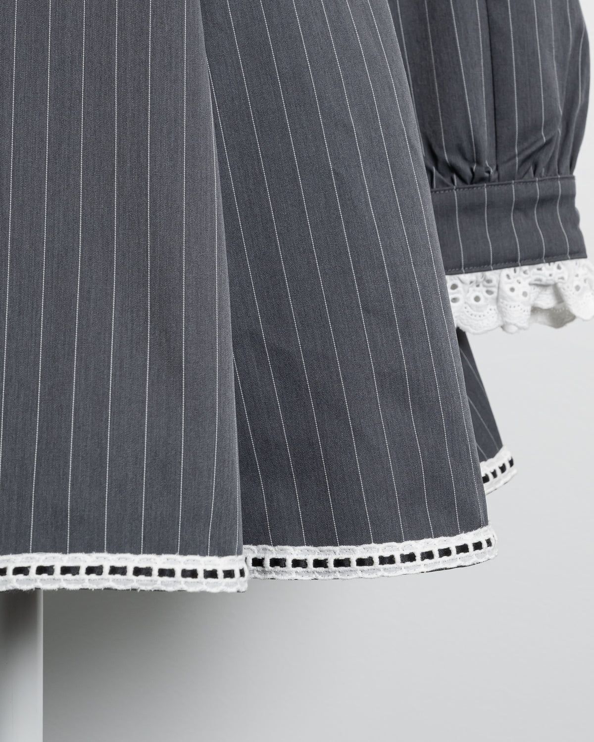 チョーカー付きコットンフリル長袖ワンピース