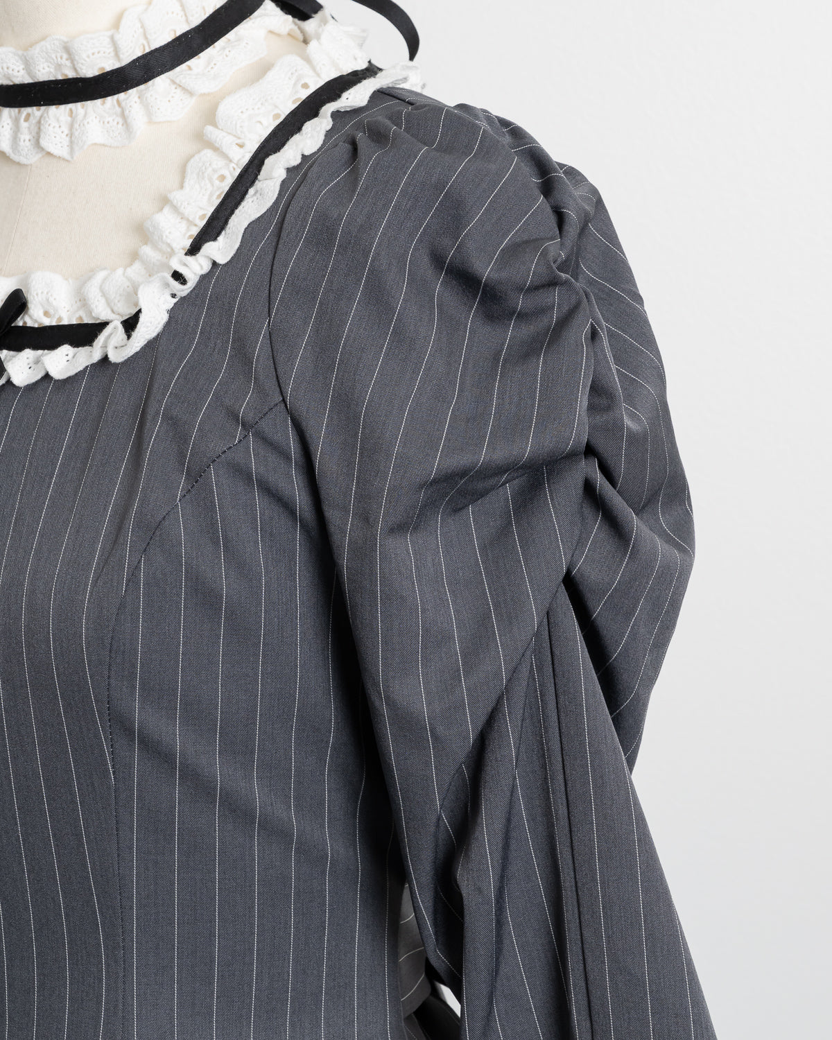 チョーカー付きコットンフリル長袖ワンピース