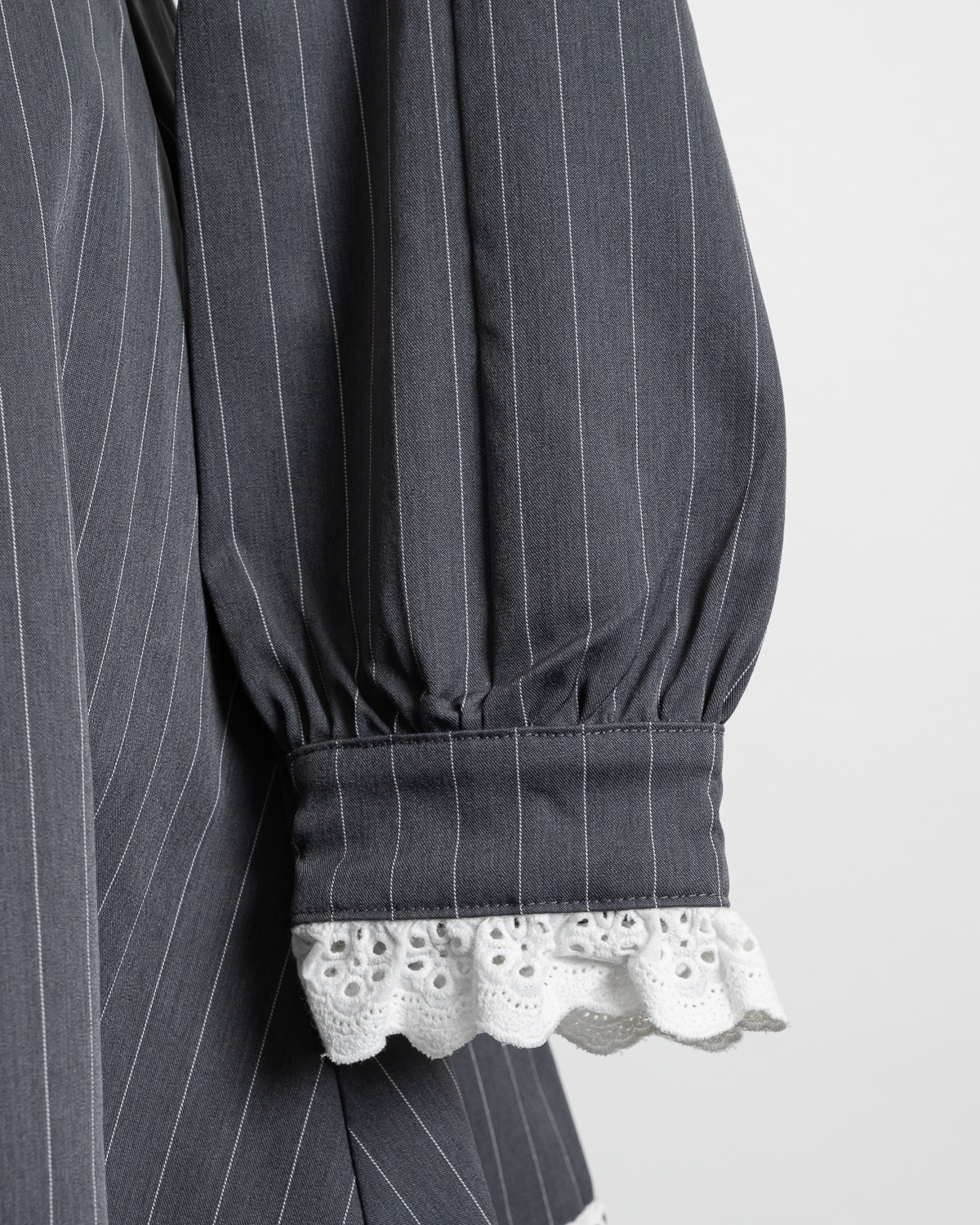 チョーカー付きコットンフリル長袖ワンピース