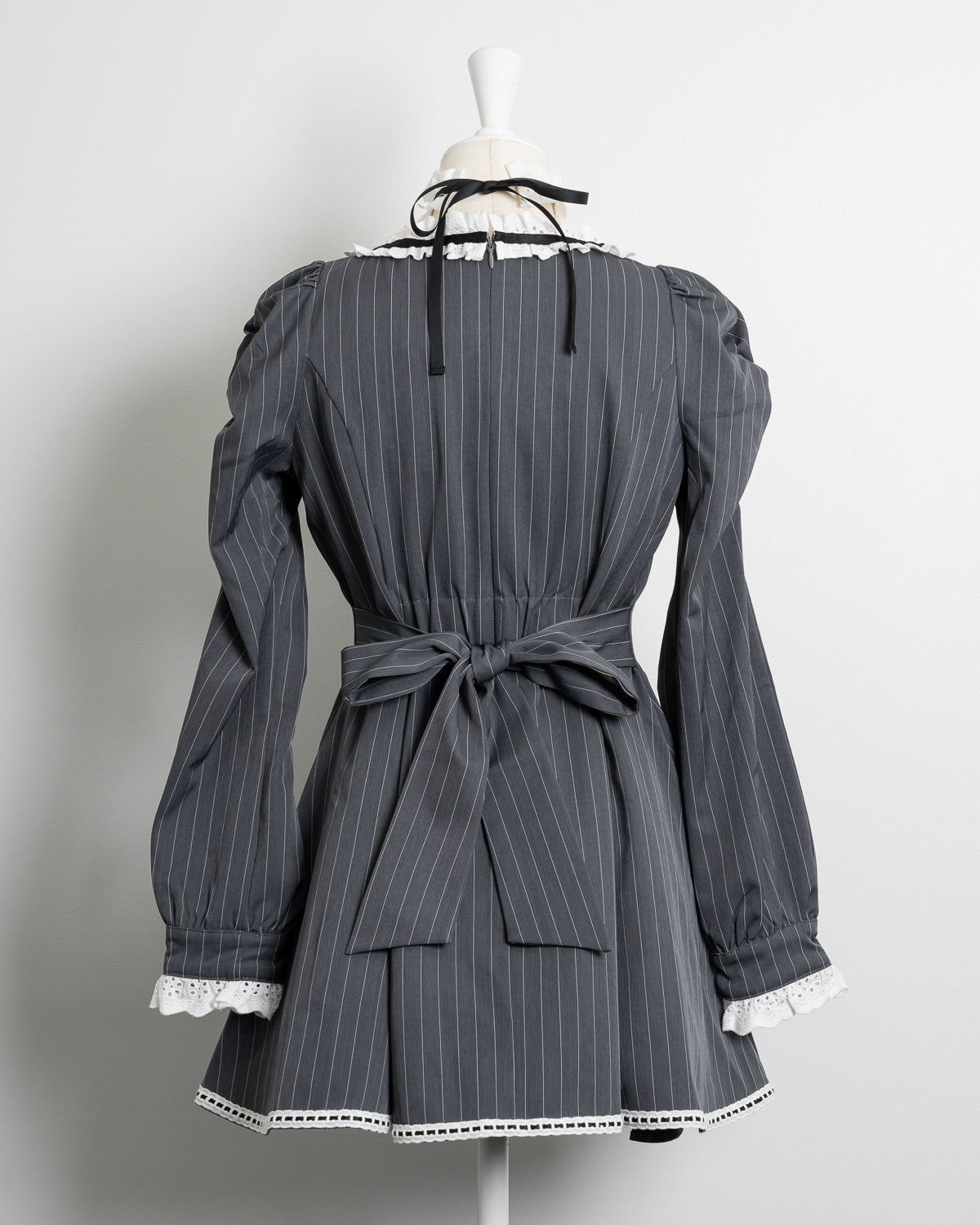 pium チョーカー付きコットンフリル長袖ワンピース チョーカー付きコットンフリル長袖ワンピース – pium