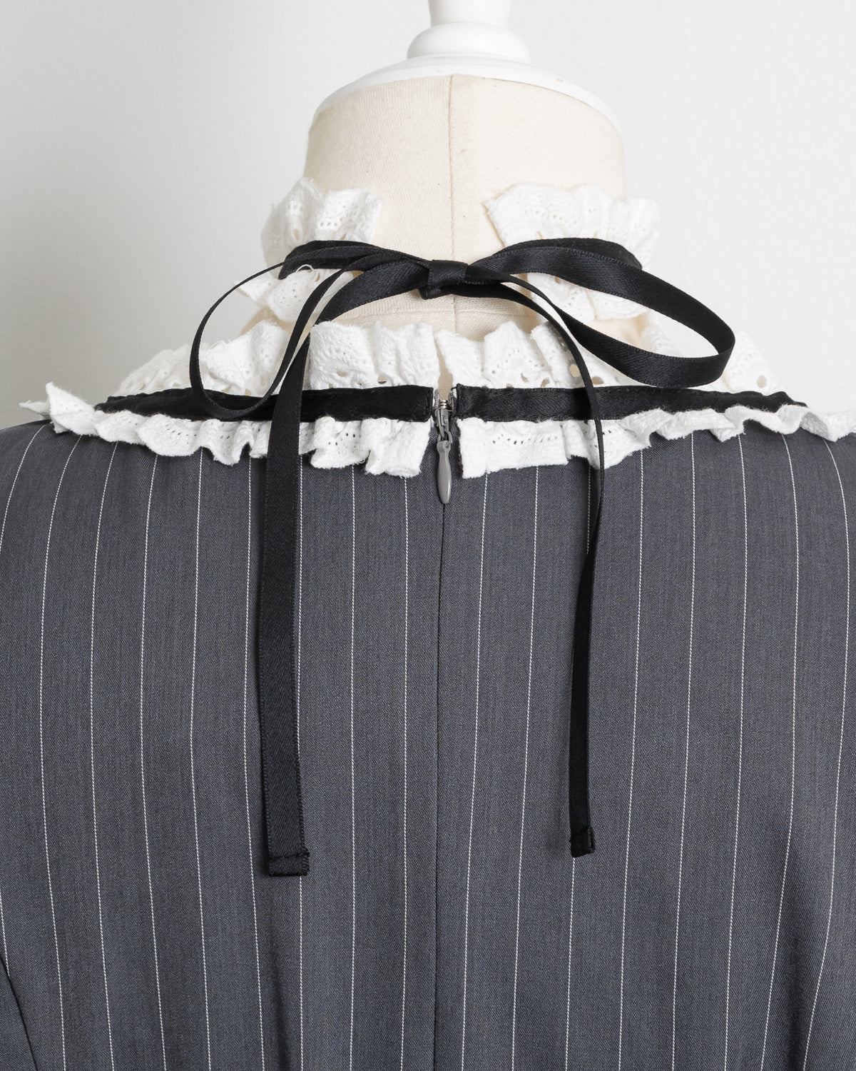 チョーカー付きコットンフリル長袖ワンピース