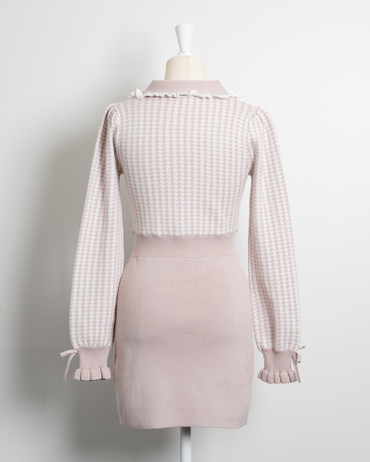 フリルカラーハートボタンニットワンピース