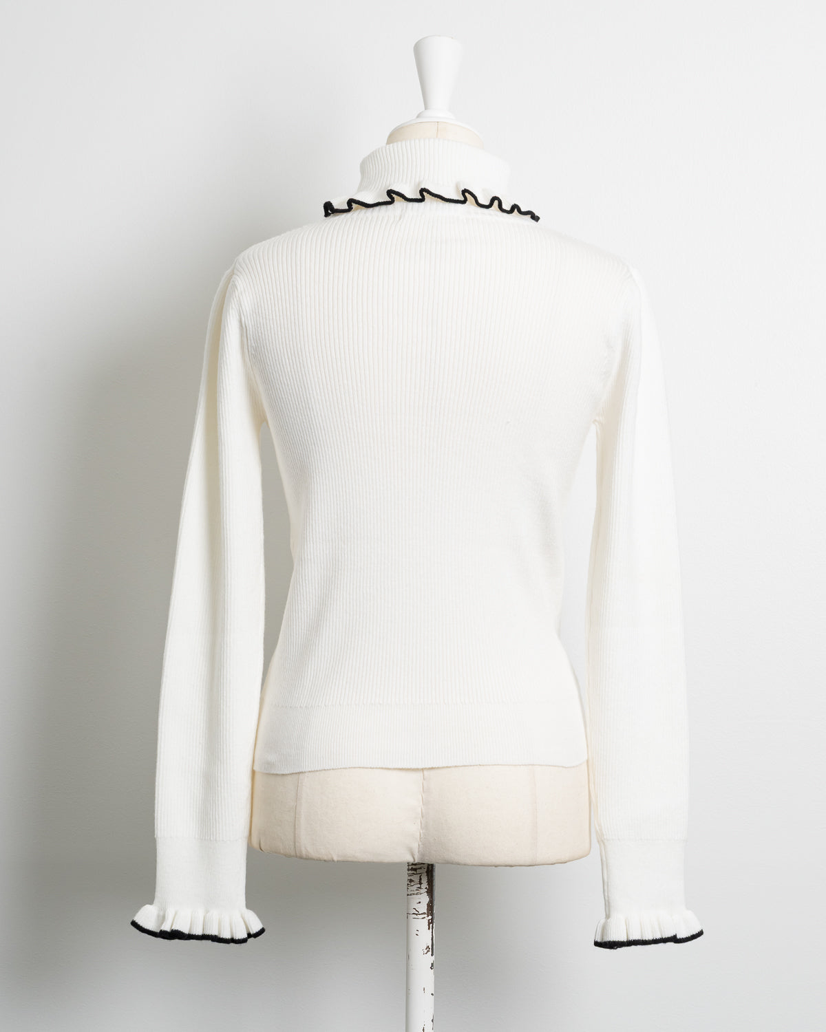 リボン刺繍フリルタートルニット