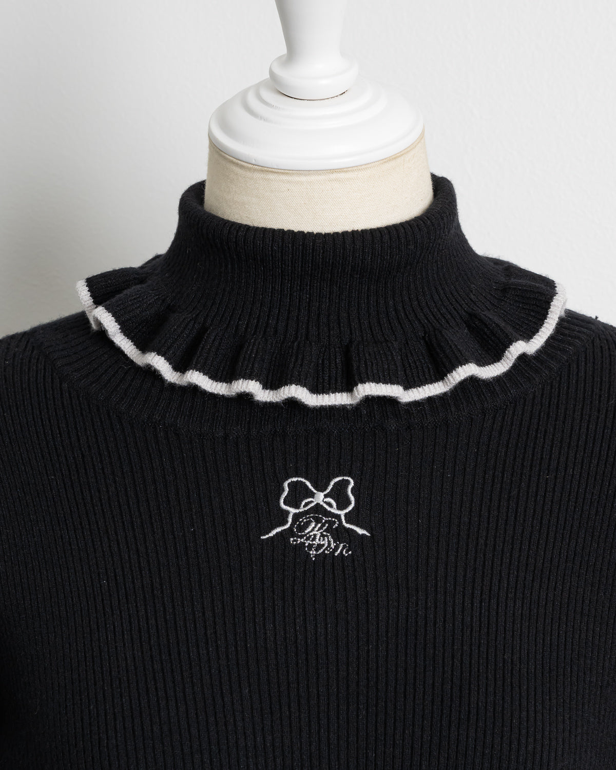 リボン刺繍フリルタートルニット