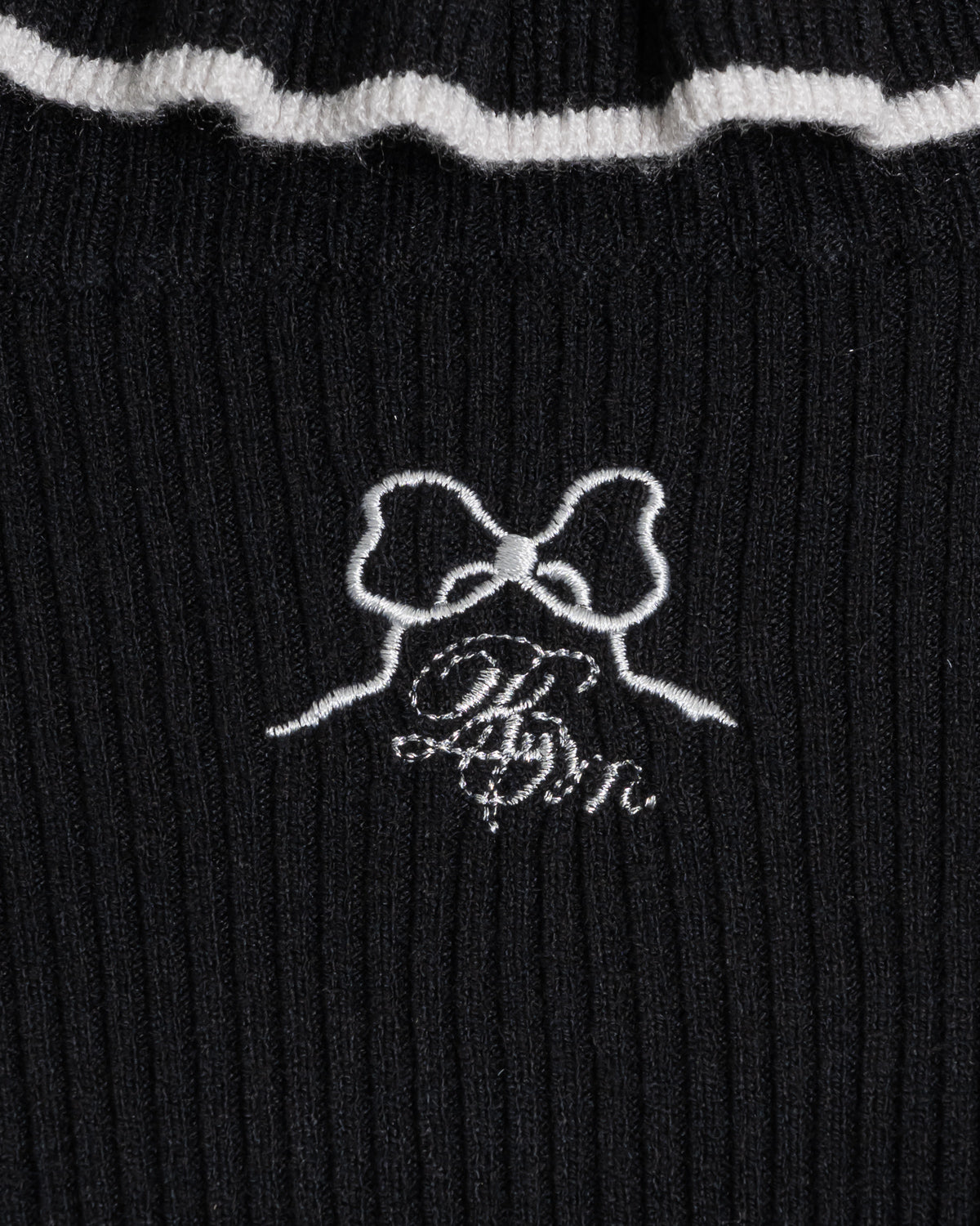 リボン刺繍フリルタートルニット