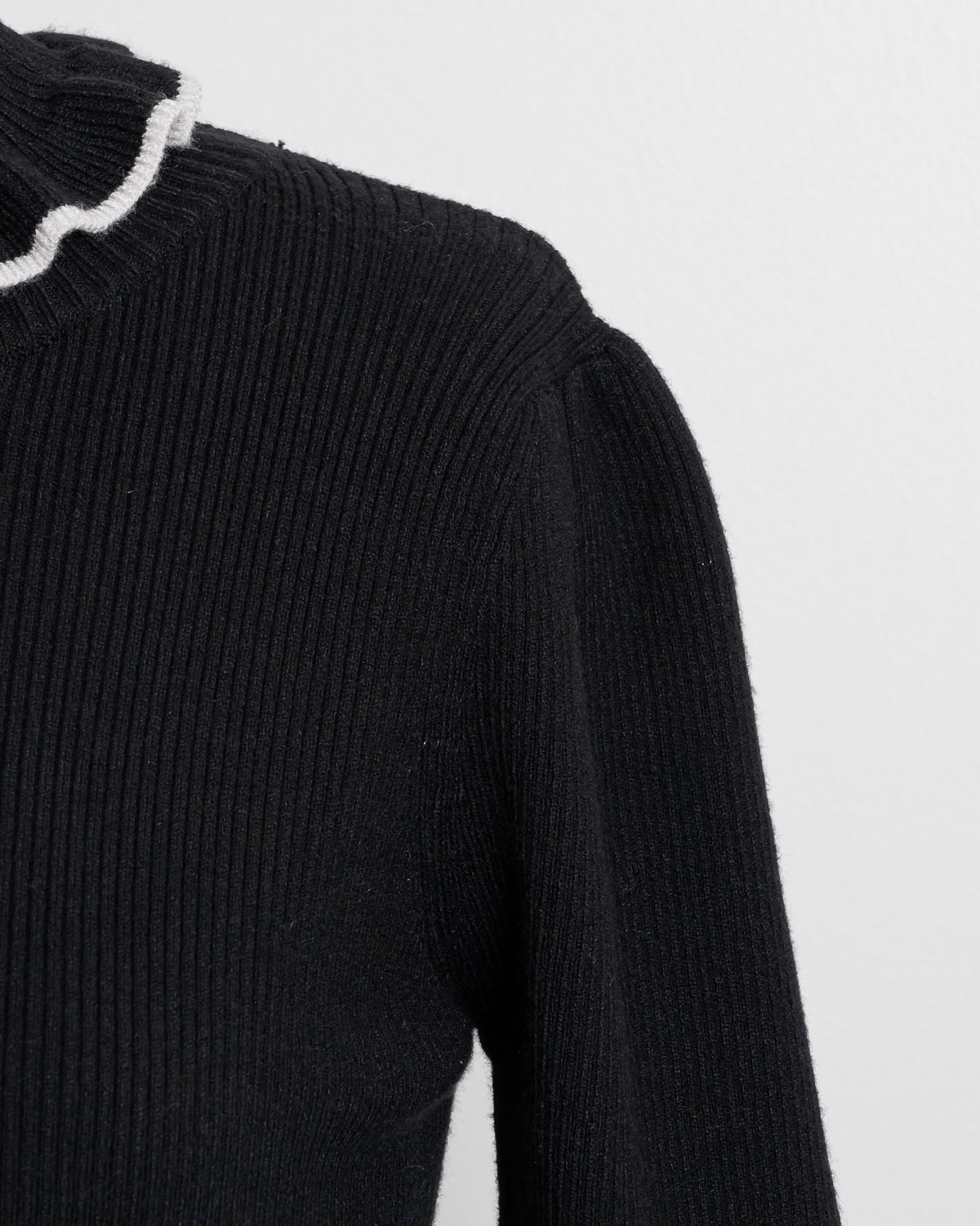 リボン刺繍フリルタートルニット