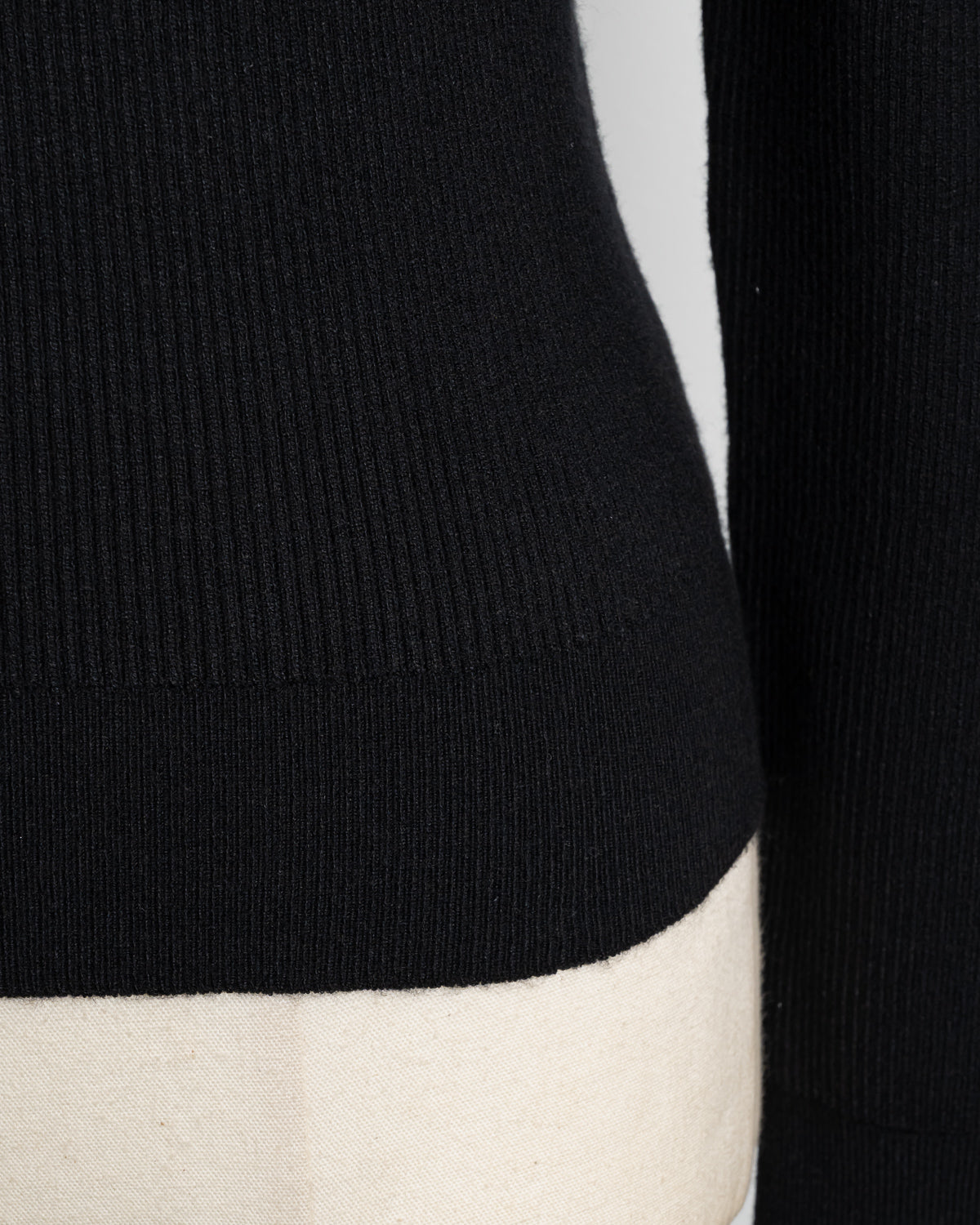 リボン刺繍フリルタートルニット