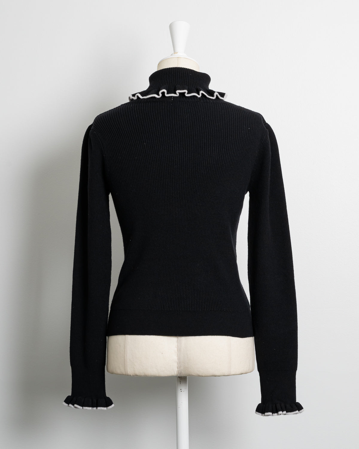 リボン刺繍フリルタートルニット