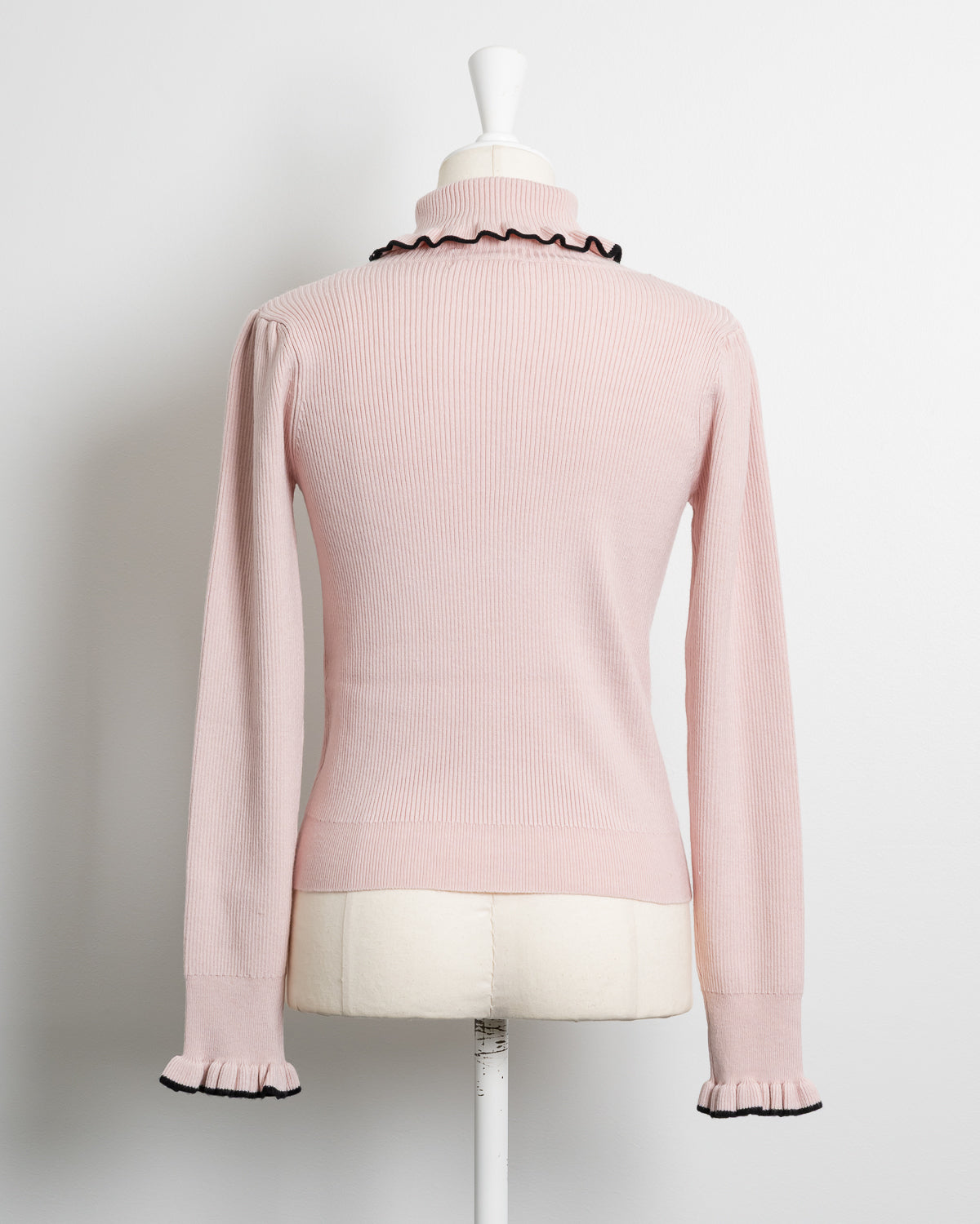 リボン刺繍フリルタートルニット