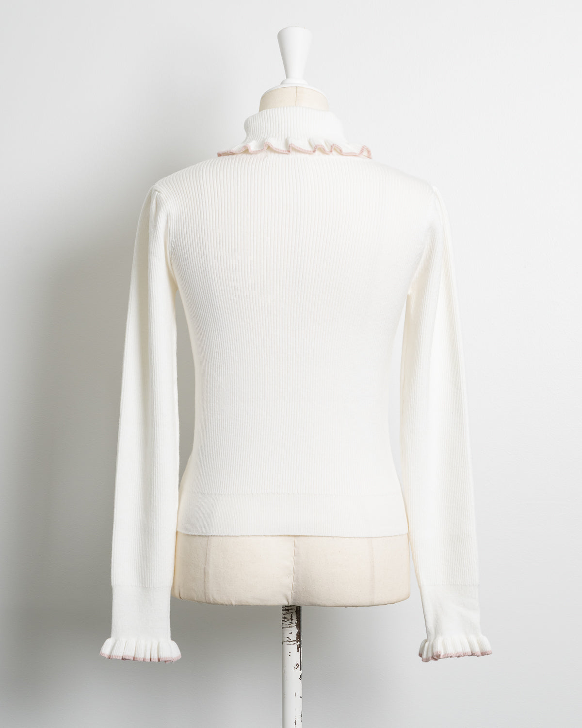 リボン刺繍フリルタートルニット