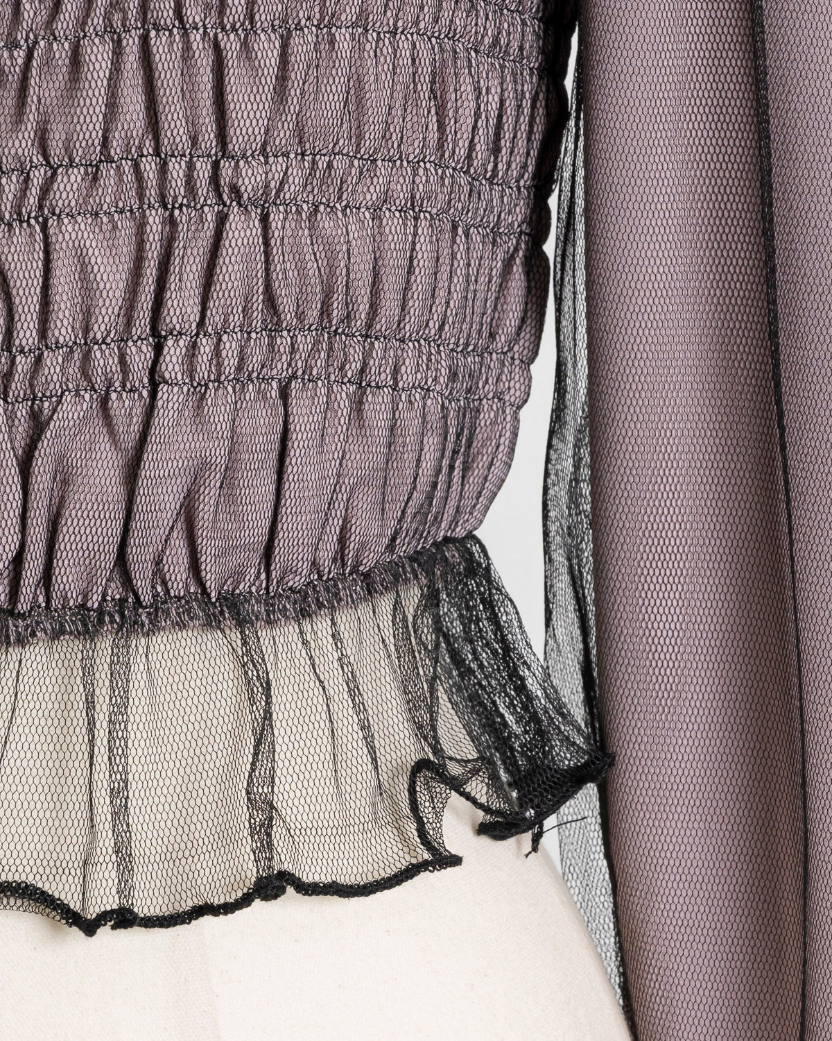 シャーリングチュール長袖フリルブラウス