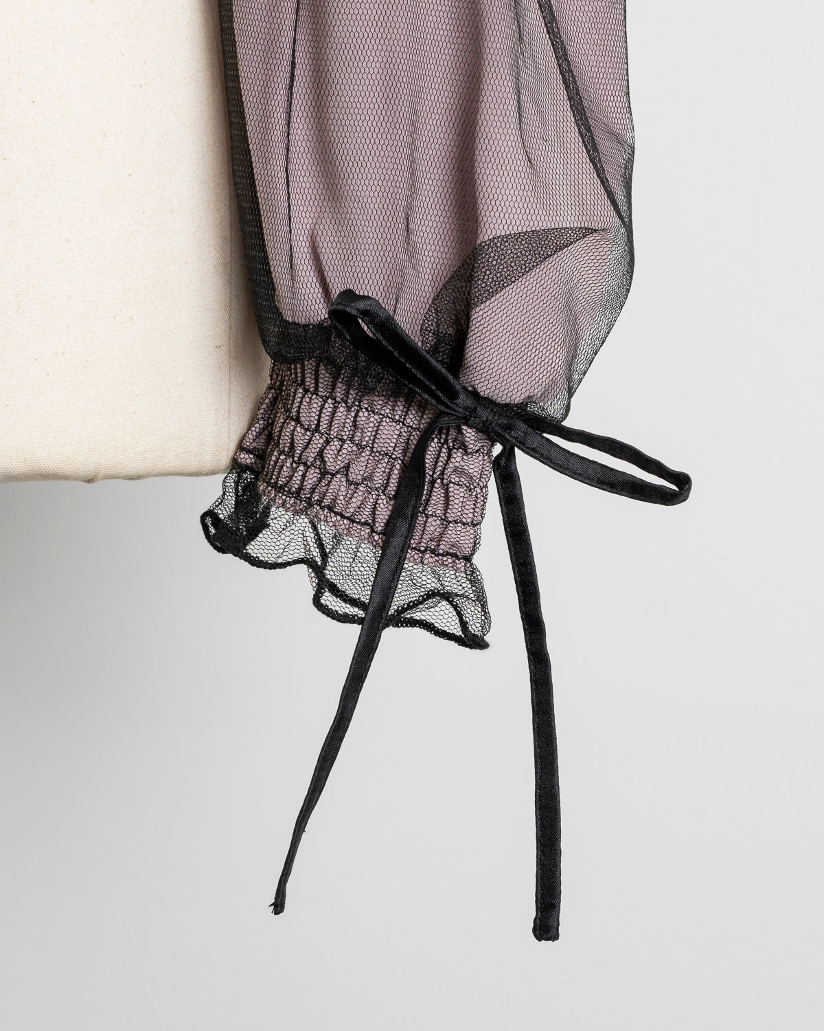 シャーリングチュール長袖フリルブラウス – pium