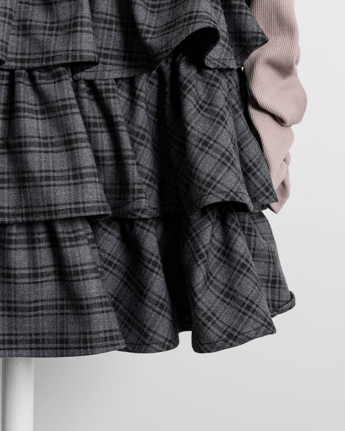 ラウンドフリルティアードリブワンピース