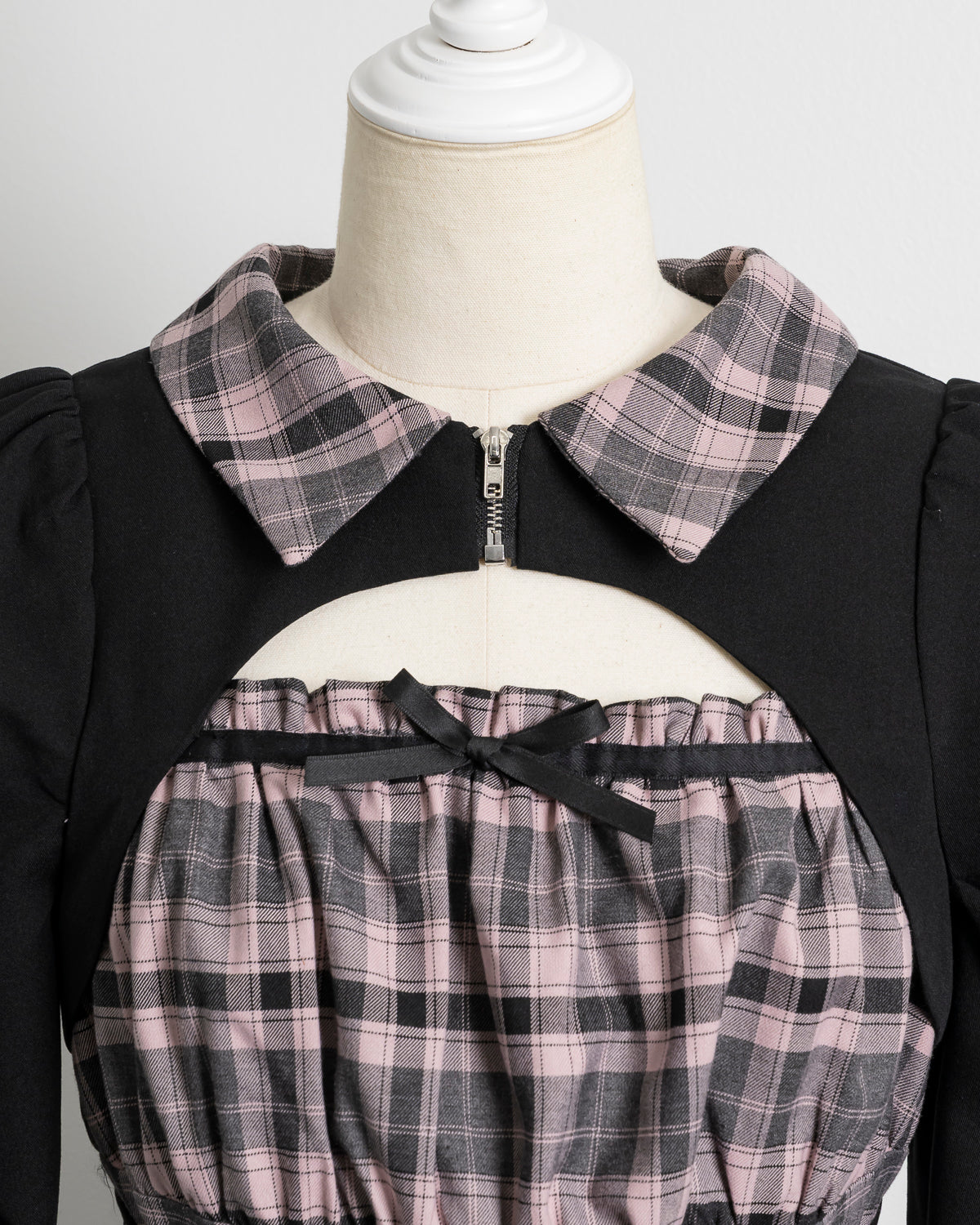 カットアウトレイヤードプリーツミニワンピ