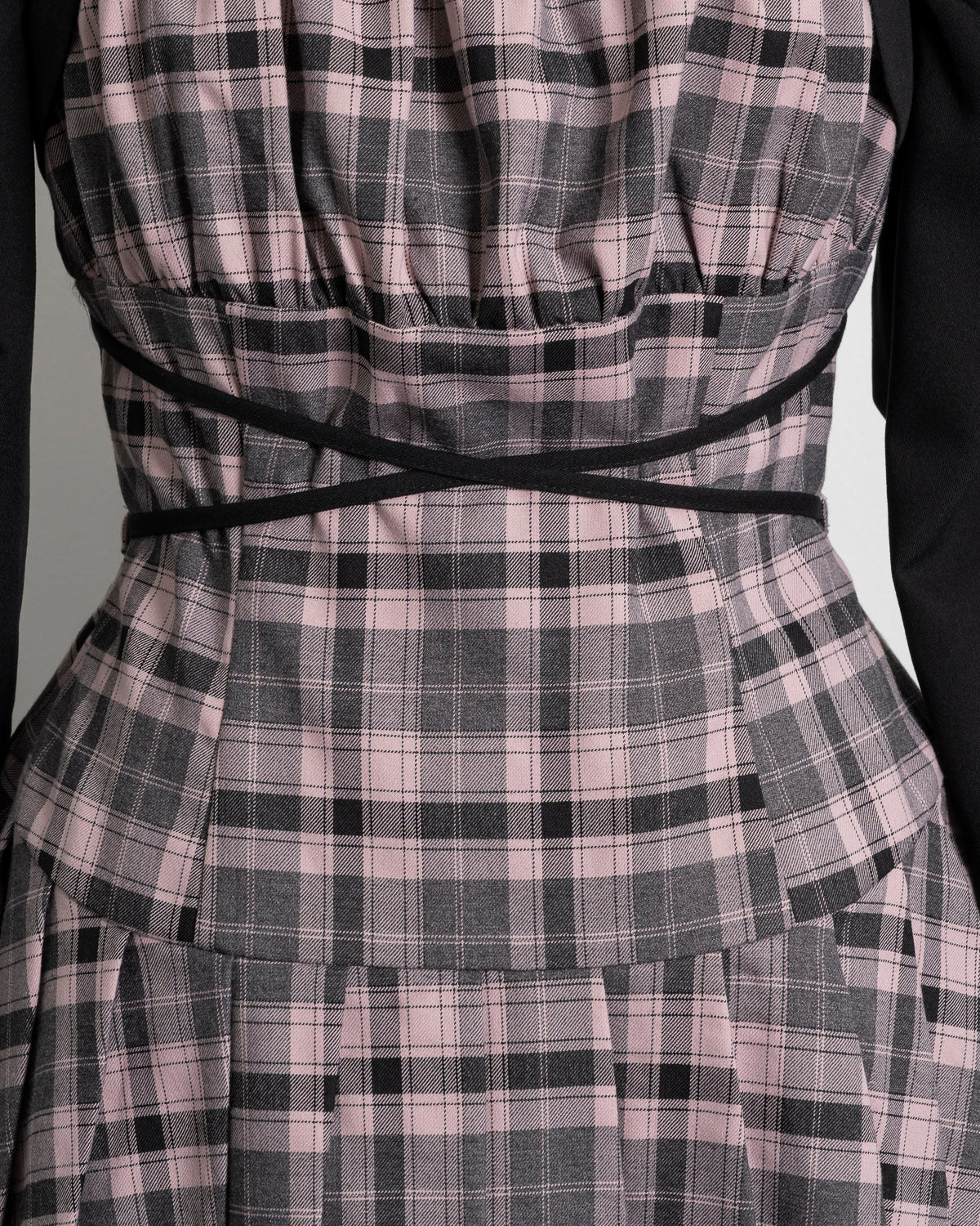 カットアウトレイヤードプリーツミニワンピ