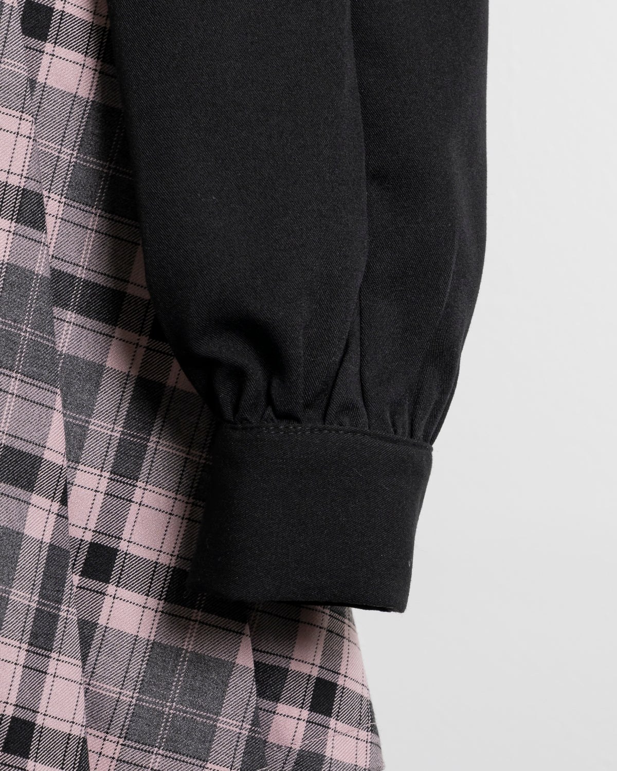 カットアウトレイヤードプリーツミニワンピ