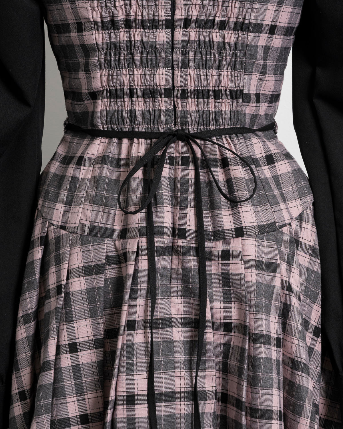 カットアウトレイヤードプリーツミニワンピ