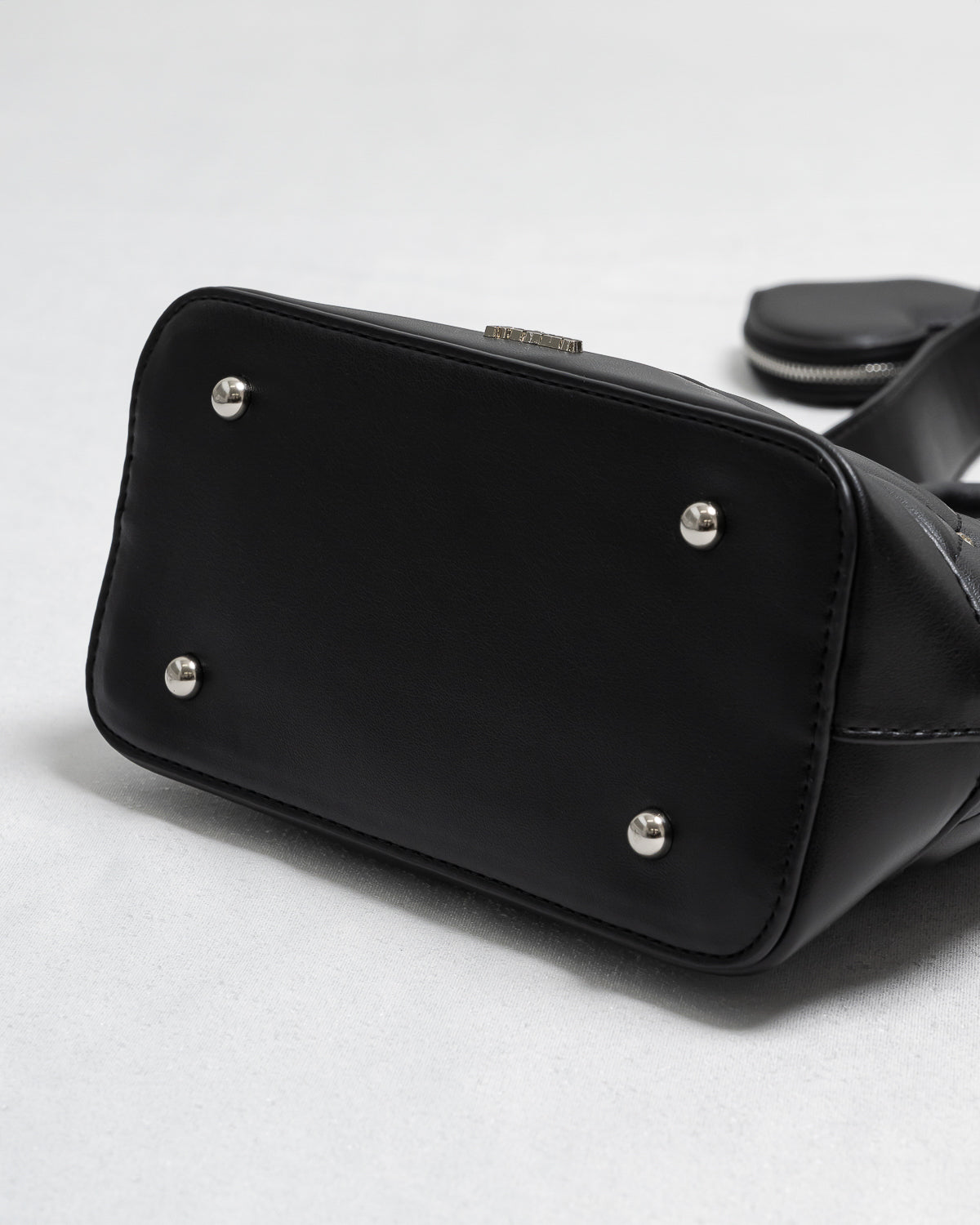 ハートポーチ付きビジューラウンドバッグ