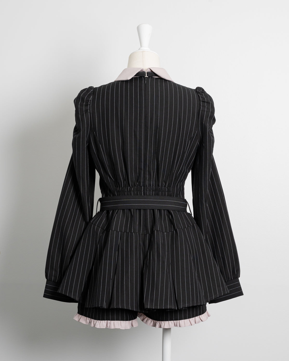 ネクタイ付きプリーツセットアップ