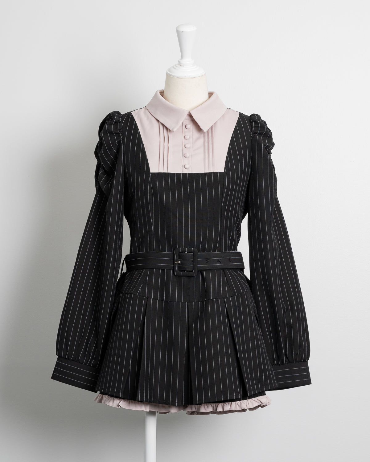 ネクタイ付きプリーツセットアップ