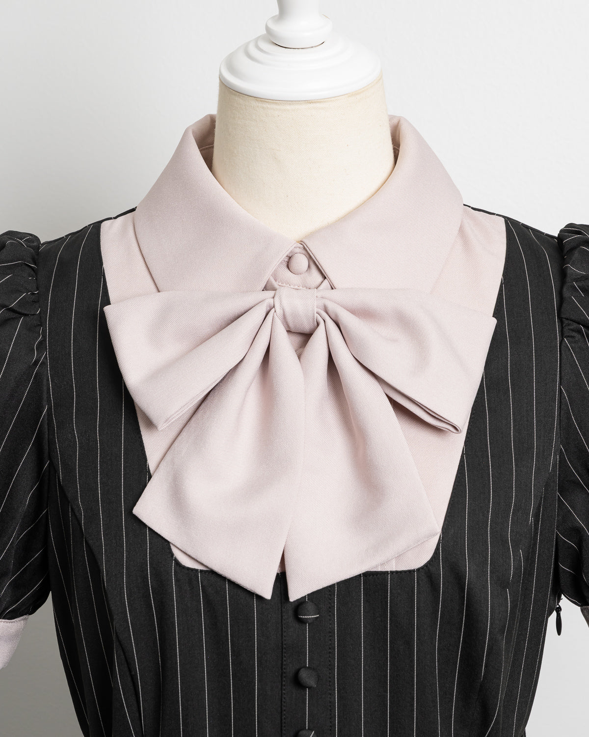 リボンタイ付きプリーツミニワンピース