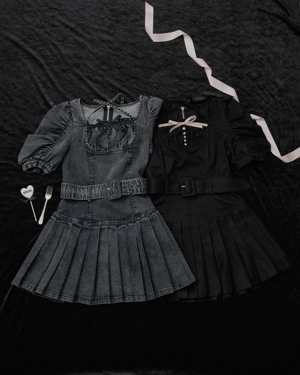 ヨーク切替ベルト付きプリーツミニワンピース